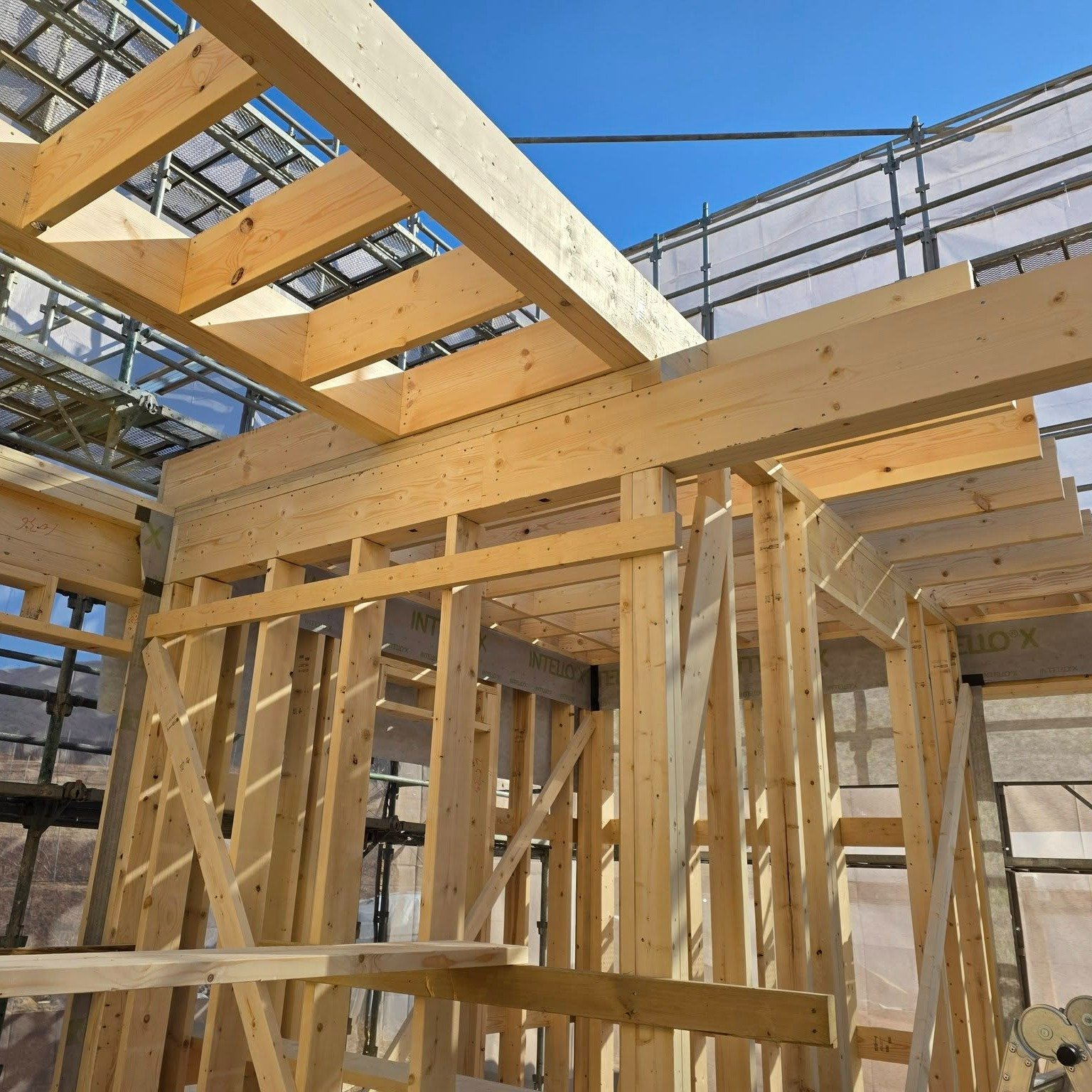 춘천 사암리 신축 현장 - 골조공사

설계 : 건축사사무소 사무소아홉칸 @office9khan_architects

#골조공사 #경량목구조 #열일하는빌더 
#패시브하우스 #전원주택 #단독주택 
#집짓기 #시공문의 #시공상담 
#빌드앤픽스 #buildnfix