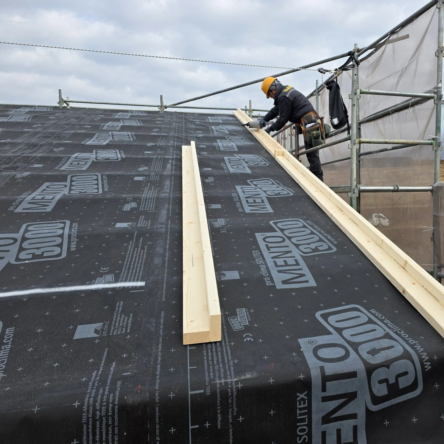 춘천 사암리 신축 현장 - 지붕공사

설계 : 건축사사무소 사무소아홉칸 @office9khan_architects

Merry Christmas!

#골조공사 #경량목구조 #지붕공사 #빌더 #목수
#패시브하우스 #전원주택 #단독주택 
#집짓기 #시공문의 #시공상담
#빌드앤픽스 #buildnfix