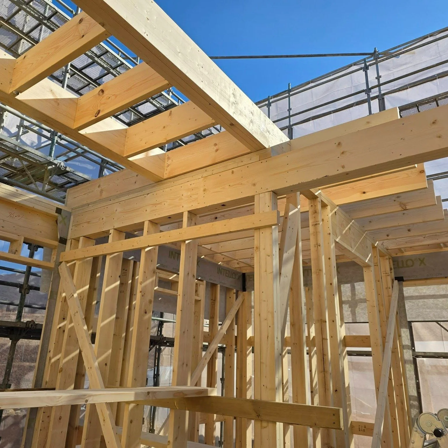 춘천 사암리 신축 현장 - 골조공사

설계 : 건축사사무소 사무소아홉칸 @office9khan_architects

#골조공사 #경량목구조 #빌더 #목수
#패시브하우스 #전원주택 #단독주택 
#집짓기 #시공문의 #시공상담 
#빌드앤픽스 #buildnfix