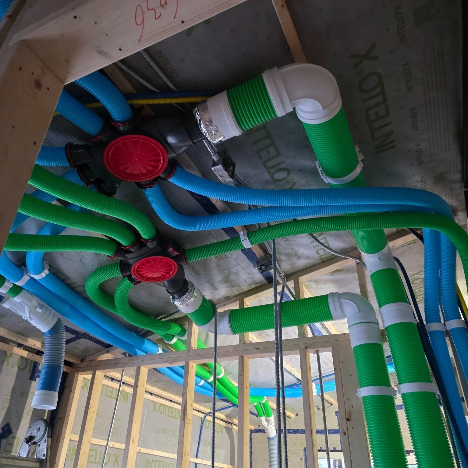 춘천 사암리 신축 현장
패시브하우스 환기배관공사

#열회수환기장치 #복사냉난방 #전전화주택
#잡자재 #컴포벤트 #jabjaje
#패시브하우스 #전원주택 #단독주택 
#집짓기 #시공문의 #시공상담 
#빌드앤픽스 #buildnfix