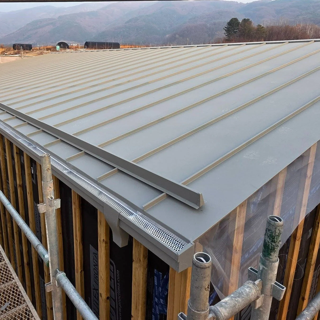 춘천 사암리 신축 현장 - 지붕금속시공

Happy New Year! 

#지붕공사 # 지붕금속시공 
#패시브하우스 #전원주택 #단독주택 
#집짓기 #시공문의 #시공상담 
#빌드앤픽스 #buildnfix