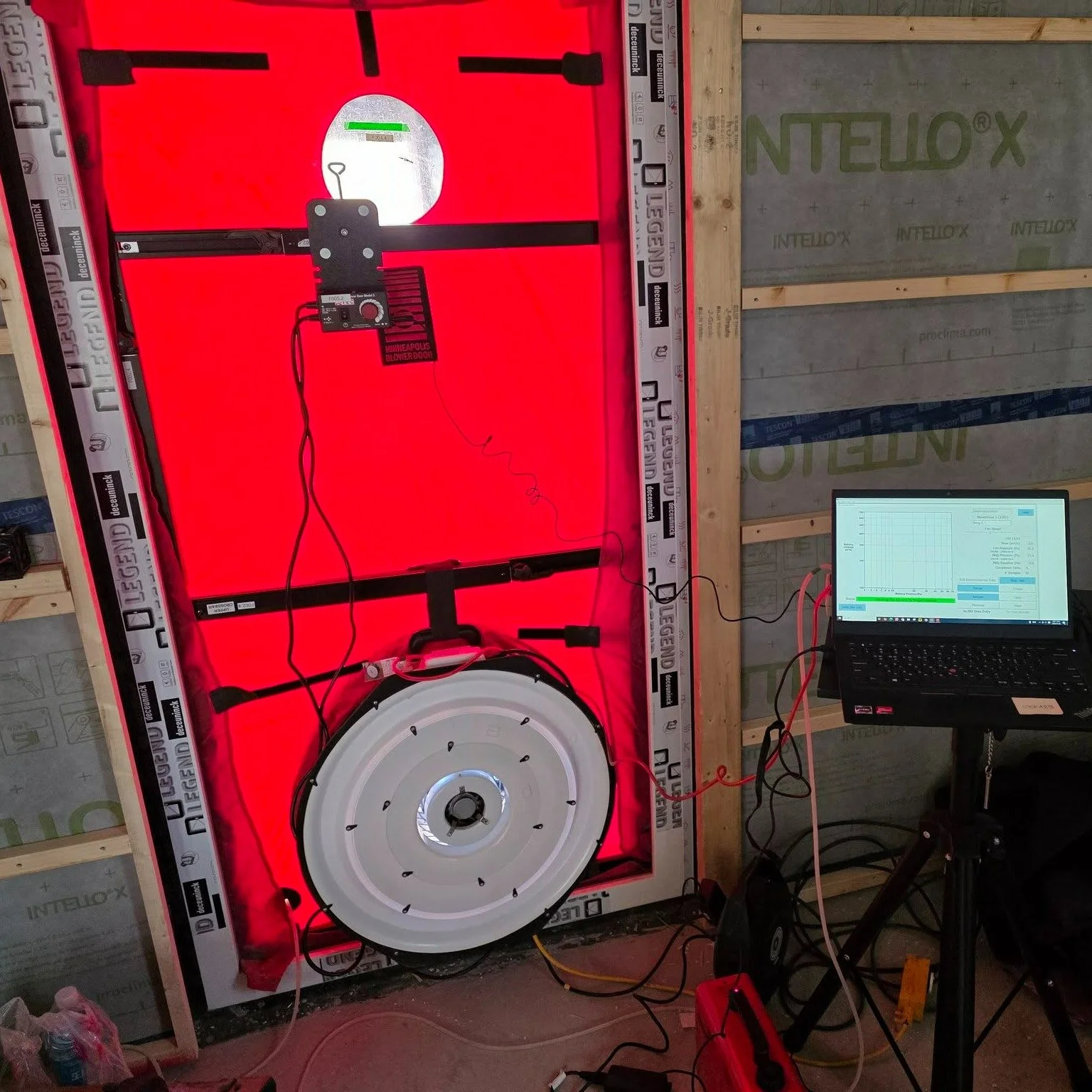 춘천 사암리 신축 현장

춘천 서화가 중간기밀테스트 진행했습니다. 

현관문 테스트할 때는 늘 긴장이 되는데요, 
이번에도 누기가 확인되어 
보완이 필요한 상태였습니다.

다행히 기준을 넉넉히 충족하는 점수를 받았습니다.
기밀 작업에 힘써주신 모든 작업자들께 감사드립니다. 

까치까치 설날이 지나고 
우리 설날입니다. 

빌드앤픽스는 병오년 새해에도 
튼튼하고 단단한 집을 짓겠습니다. 

새해 복 많이 받으세요!

#빌드앤픽스 
#건축사사무소사