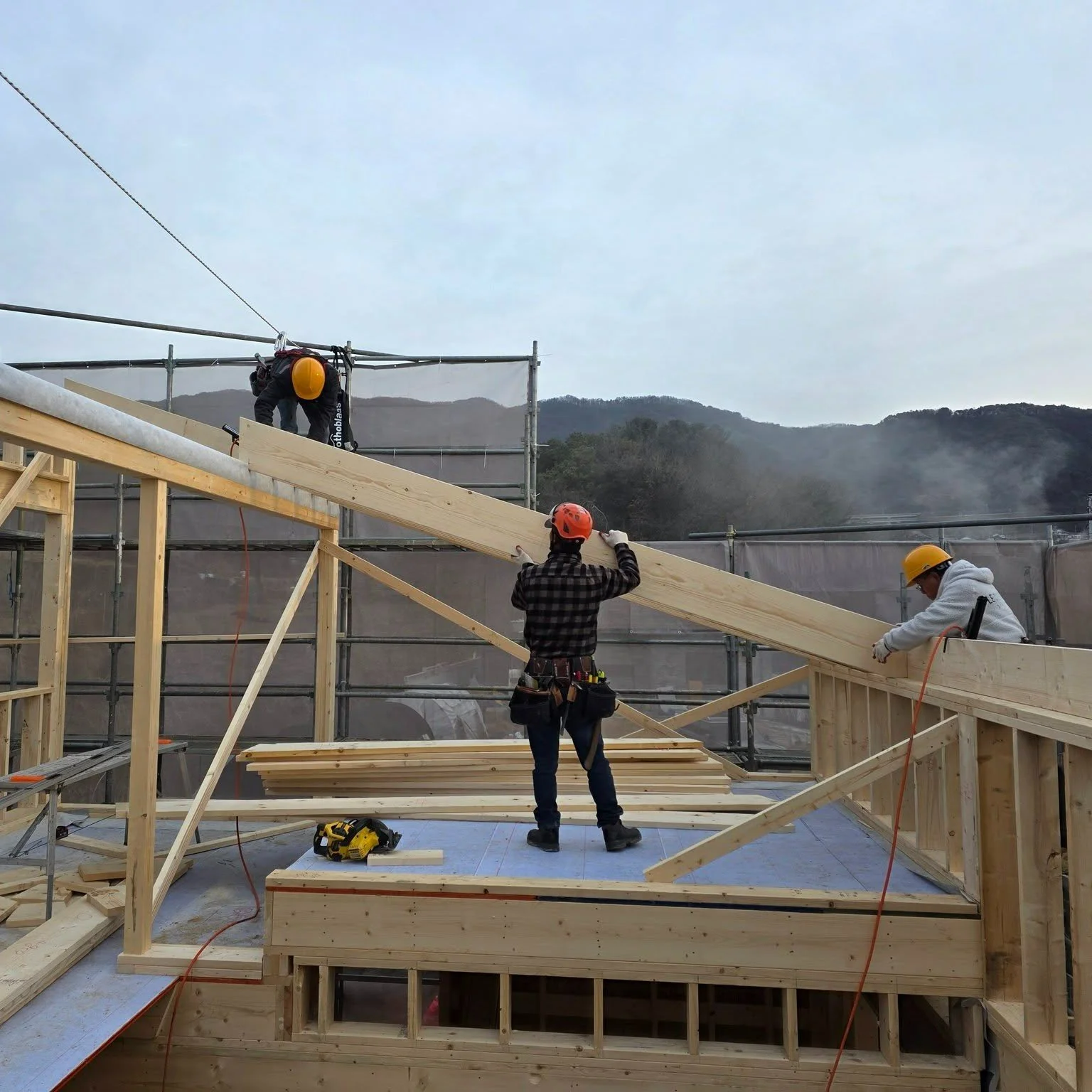 춘천 사암리 신축 현장 - 골조공사

설계 : 건축사사무소 사무소아홉칸 @office9khan_architects

#골조공사 #경량목구조 #빌더 #목수
#패시브하우스 #전원주택 #단독주택 
#집짓기 #시공문의 #시공상담 
#빌드앤픽스 #buildnfix