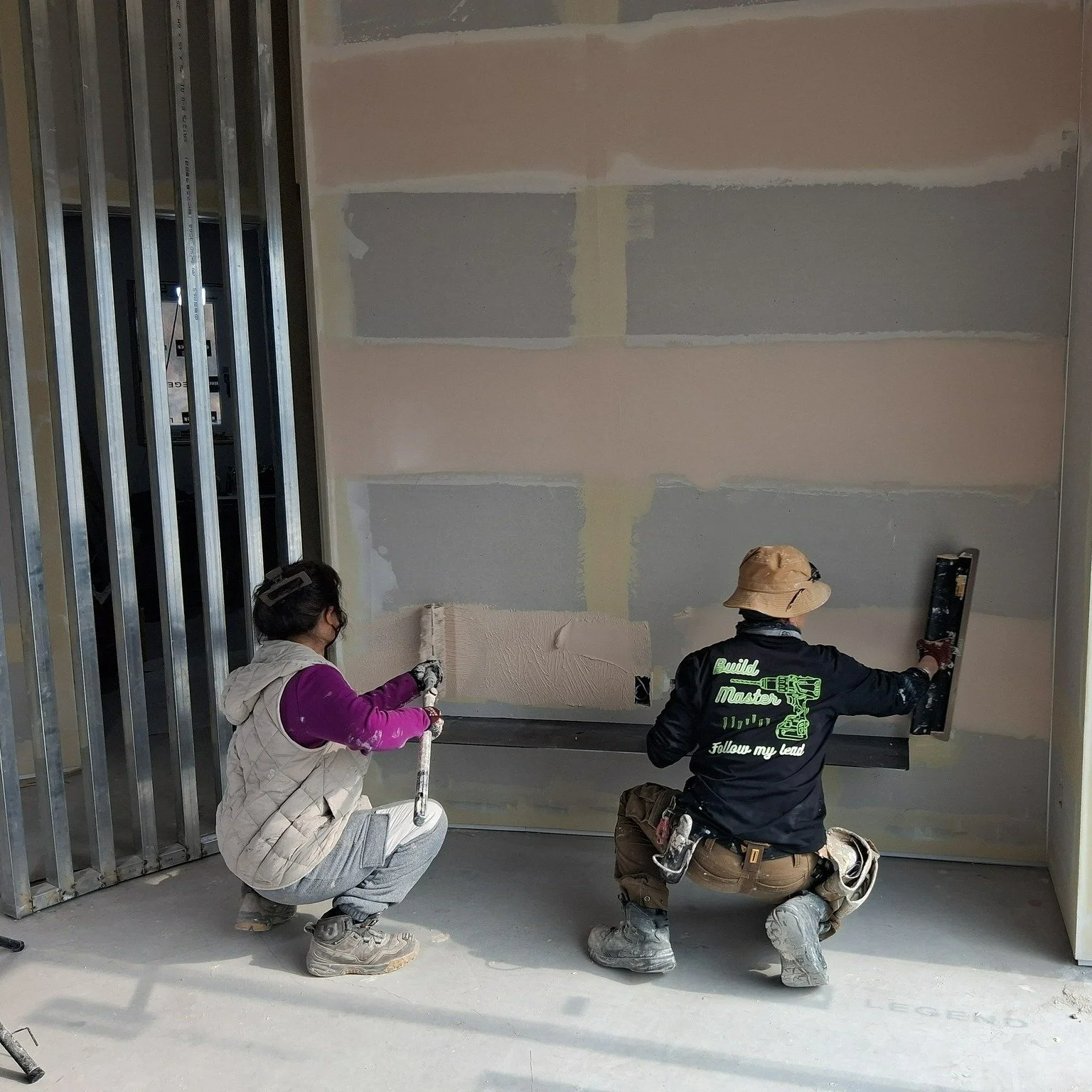 상림리 신축 현장-도장공사

상림리 주택 도장공사가 잘 마무리되었습니다. 
세심한 디테일과 충실한 재료, 
무엇보다 언제나 멋진 파트너로 
고품질의 완성도를 이뤄내는 두 분께 감탄합니다. 
상림리 현장에서 수고해주셔서 감사합니다! 
다음에도 함께해요~ 
@youngmi.lab

#내장공사 #도장공사
#패시브하우스 #RC벽체 #경량목구조지붕
#전원주택 #단독주택
#집짓기 #시공문의 #시공상담
#빌드앤픽스 #buildnfix