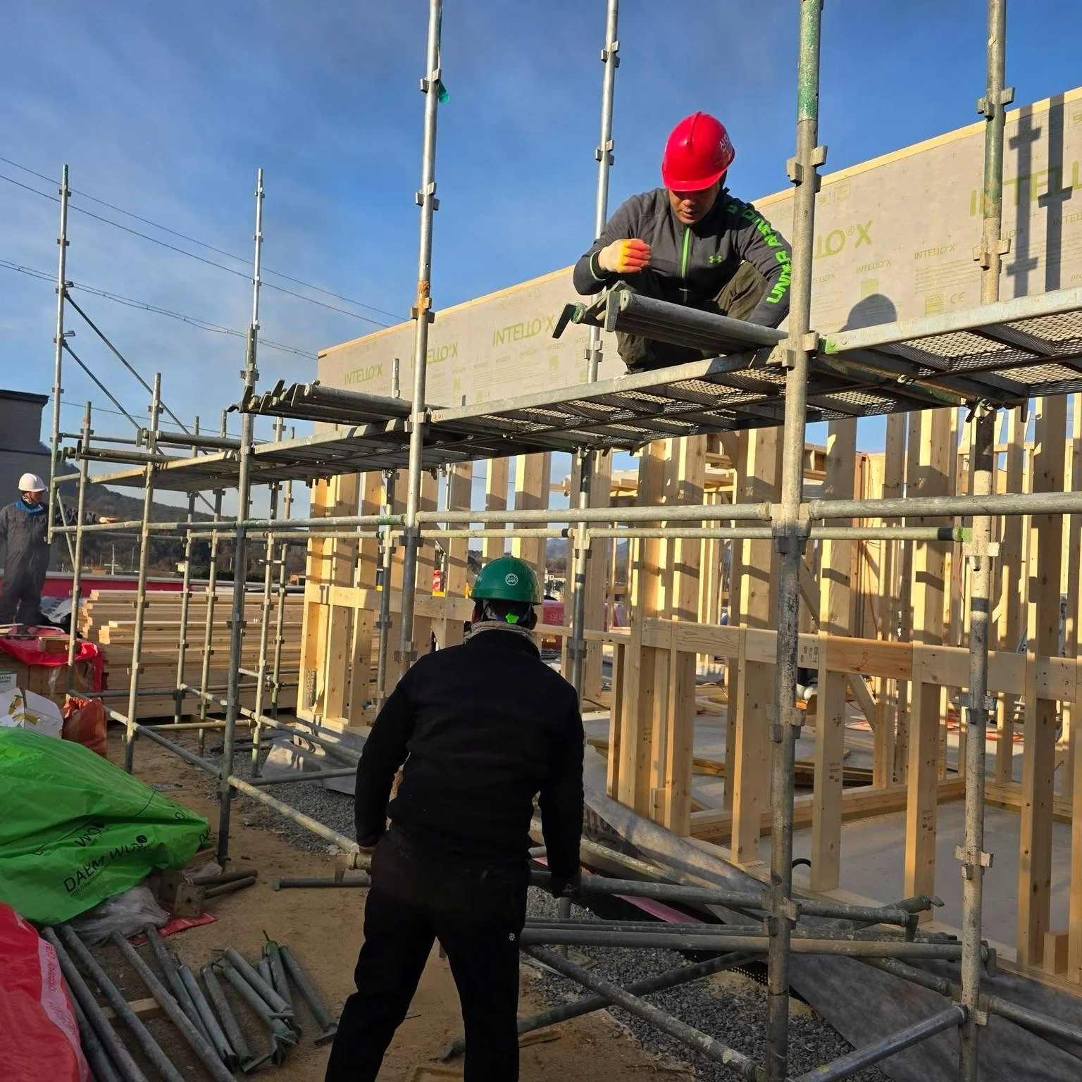 춘천 사암리 신축 현장 - 골조공사

1층 벽체 골조가 세워진 뒤 이어서 2층 작업을 위해 시스템비계가 설치되었습니다.
작업자의 안전을 확보하면서 건물 구조물과의 간섭이 없도록 꼼꼼이 체크하며 진행합니다.
안과 밖에서 동시에 진행되는 공정들이 맞물리며 건물의 골조가 완성되어 갑니다.
현장은 단계별로 원할한 공정을 위한 준비를 차분히 이어가고 있습니다.

설계 : 건축사사무소 사무소아홉칸 @office9khan_architects

#골조공사 #