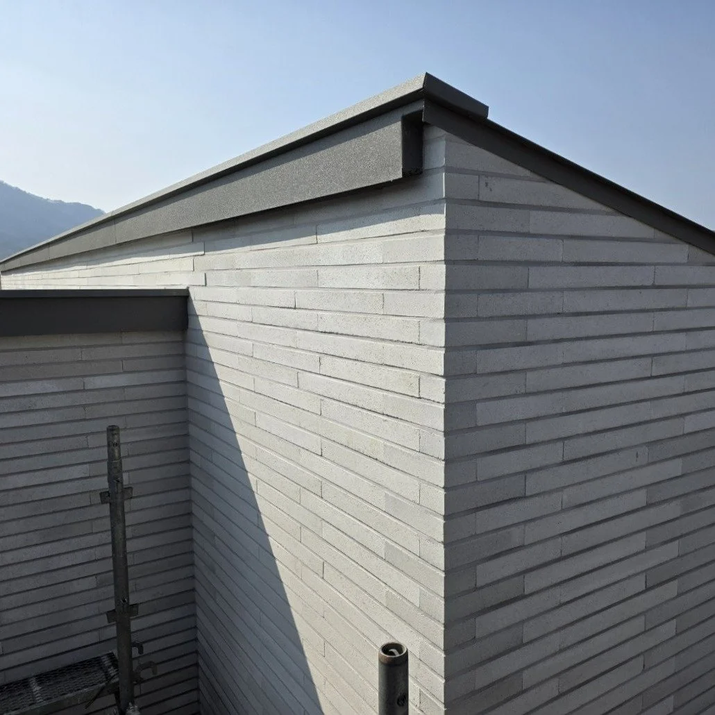 춘천 사암리 신축 현장 - 외장공사
롱브릭타일 시공

#외장공사 #레인스크린 #캐노피 #시멘트보드 
#통기상 #후레싱 #벤트 #통기구 #롱브릭타일
#경량목구조 #목조주택 
#전원주택 #단독주택 #패시브하우스
#집짓기 #시공문의 #시공상담
#빌드앤픽스 #건축사사무소사무소아홉칸
#buildnfix