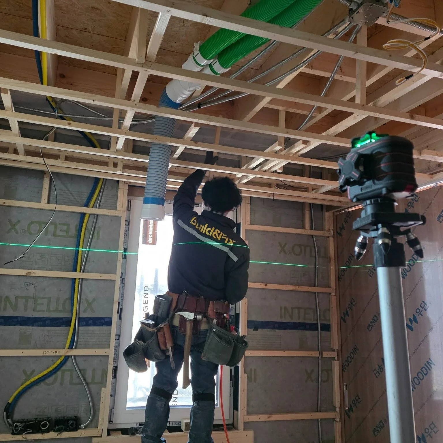 춘천 사암리 신축 현장 - 내장 목공공사

#내장공사 #목공공사 
#패시브하우스 #경량목구조 
#빌더 #목수 #전원주택 #단독주택
#집짓기 #시공문의 #단독주택
#빌드앤픽스 #건축사사무소사무소아홉칸 
#buildnfix