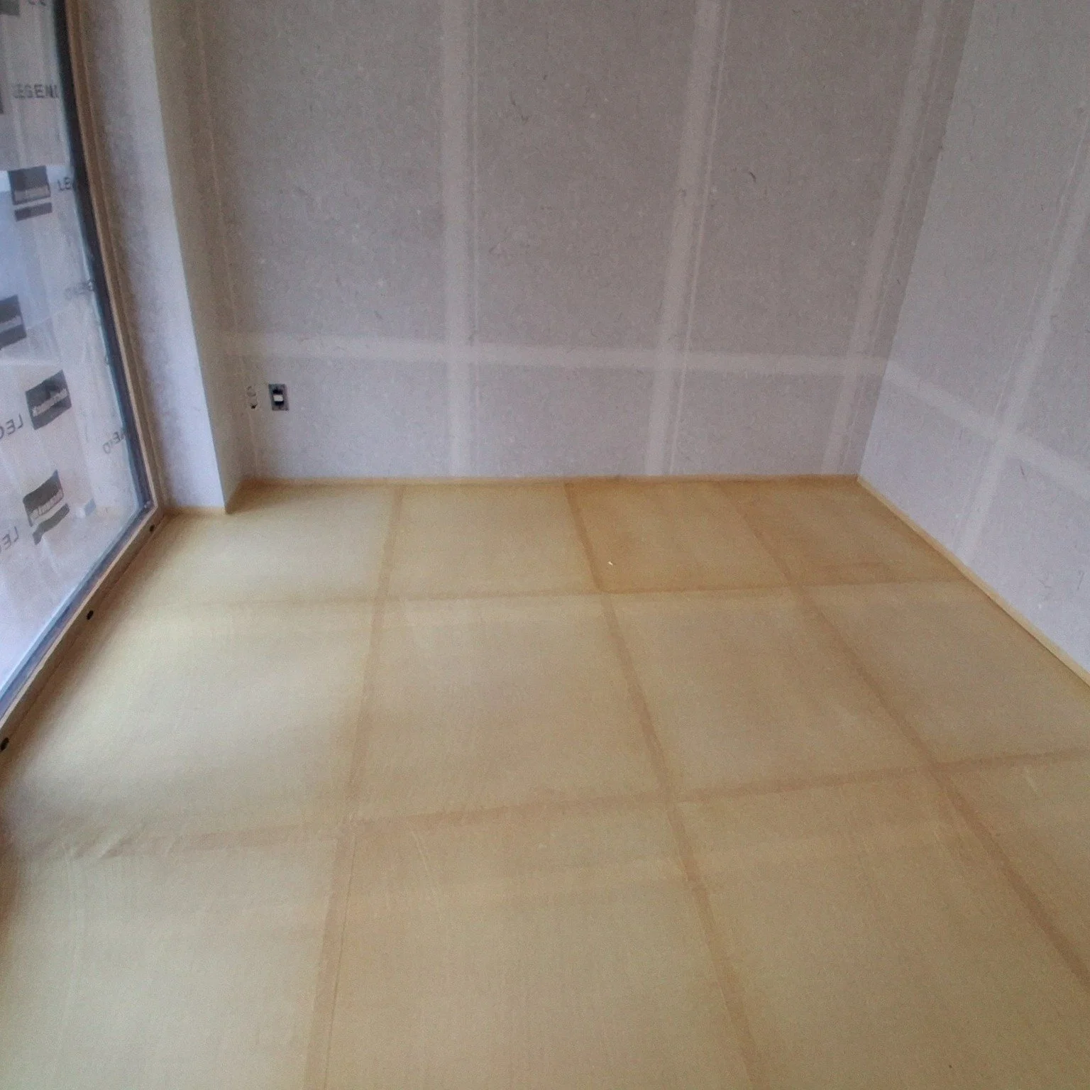 상림리 신축 현장 &mdash; 도배&middot;장판 

침실과 구들방의 도배&middot;장판 공사를 진행했습니다. 
침실은 거실&middot;주방과 톤을 맞춰 아이보리 계열 벽지를 선택했습니다. 
구들방 벽에는 한지를, 
황토방 바닥에는 장지를 발랐습니다.
오랜만에 보는 노란 장지방입니다. 

#도배공사 #장판공사
#패시브하우스 #RC벽체 #경량목구조지붕
#전원주택 #단독주택
#집짓기 #시공문의 #시공상담
#빌드앤픽스 #buildnfix