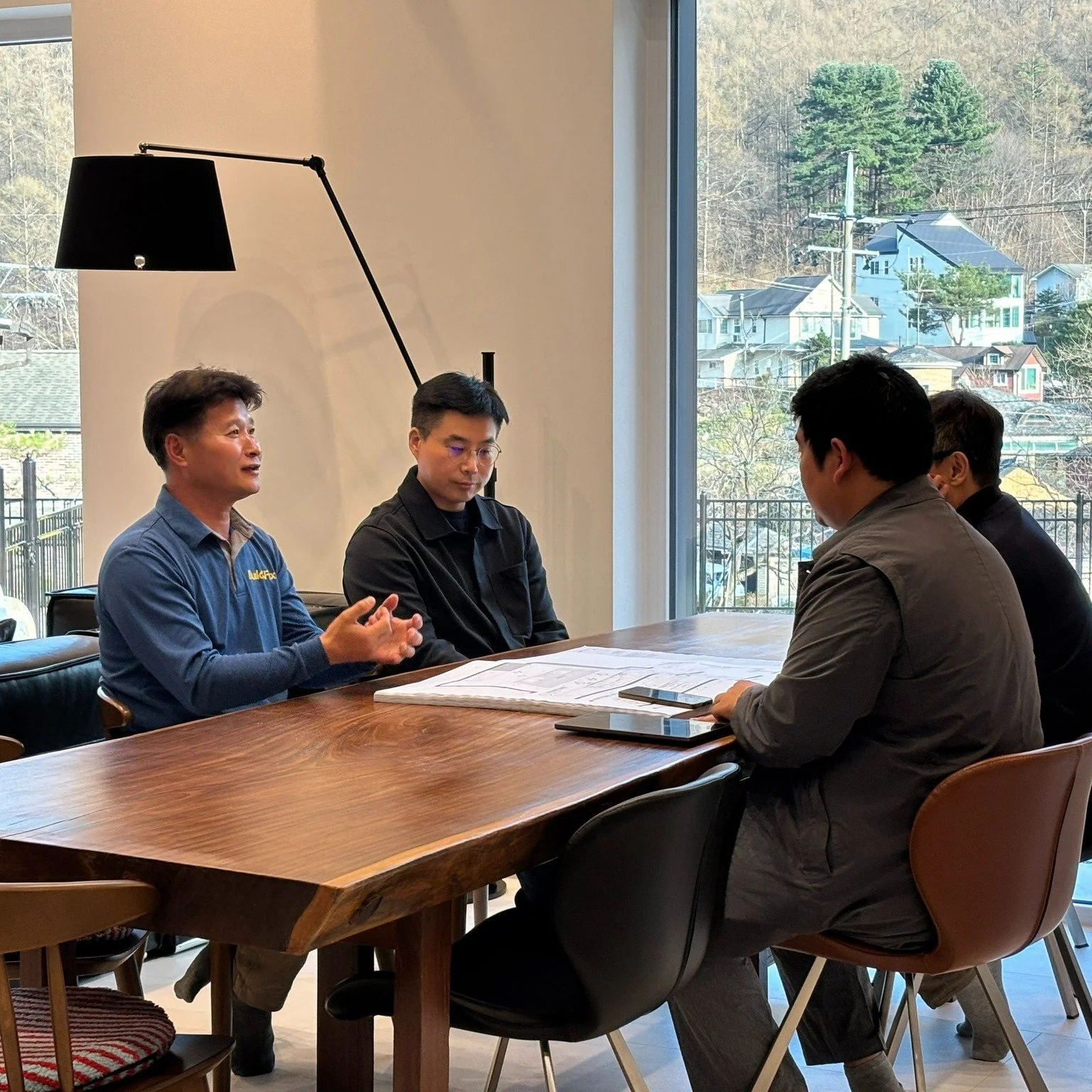 지난 금요일과 토요일,
경기도 광주시 상림리 주택 오픈하우스를 진행했습니다.

세 차례의 오픈하우스에
많은 예비 건축주와 관계자분들께서 함께해주셨습니다.

거실에서 바라보는 앞산의 능선,
넓은 창으로 들어오는 봄빛,
그 공간을 천천히 경험해보는 시간이었습니다.

RC벽체와 경량목구조 지붕으로 이루어진
하이브리드 구조에 대한 질문부터
환기장치와 복사냉방,
기존 주택의 패시브 리모델링 가능 여부까지&mdash;
참석하신 분들의 구체적인 질문을 통해