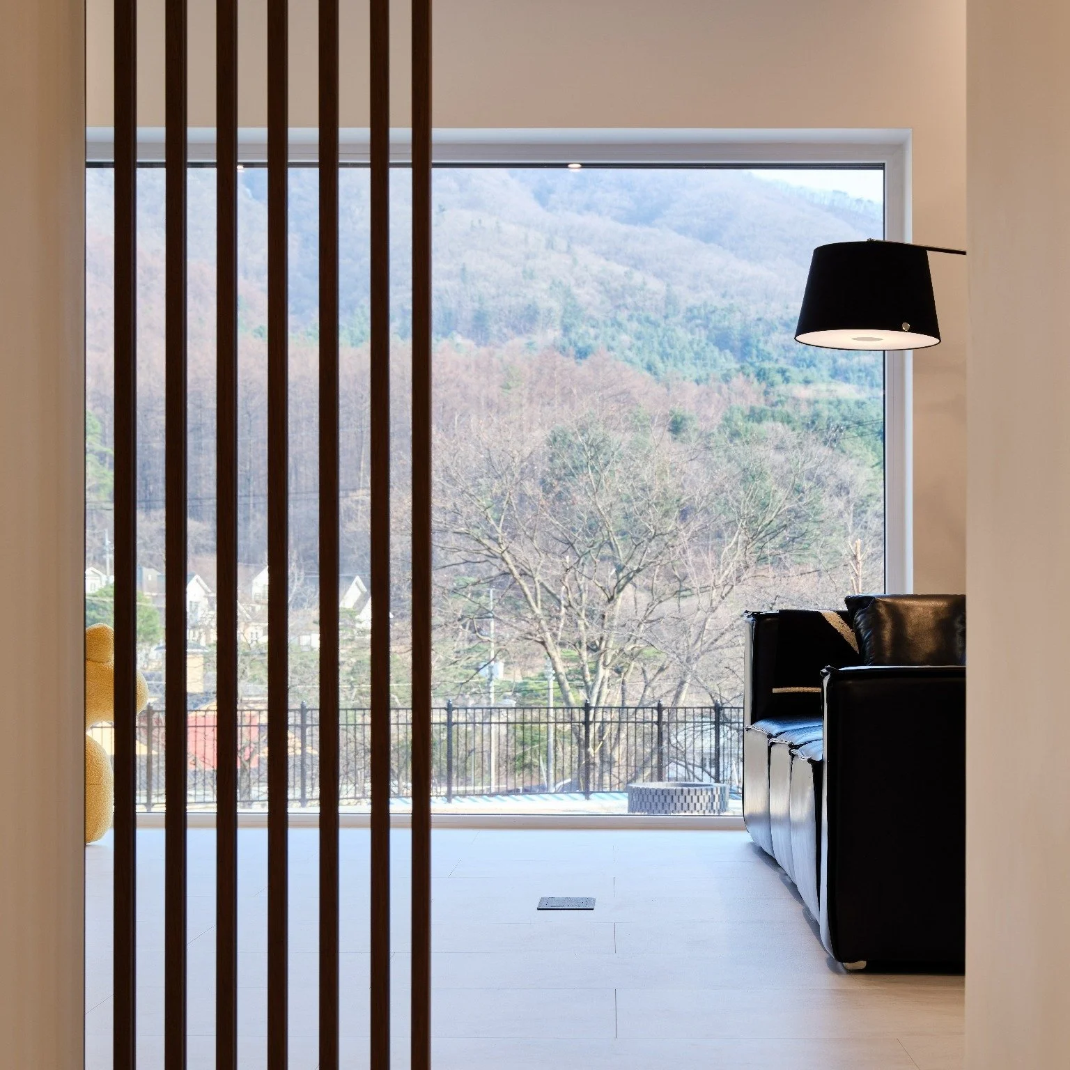 상림리 주택은 시어골의 앞산 능선을 집 안으로 들였습니다.
큰 창으로 들어오는 빛과 사계절의 풍경이
자연스럽게 내부로 스며듭니다.

루버 너머로 이어지는 시선,
머무는 자리마다 달라지는 빛의 결,
그리고 조용히 흐르는 일상의 장면들.

단순하고 절제된 형태 안에
건축주의 생활이 편안하게 자리 잡도록 담았습니다.

가만히 앉아
그저 바깥을 바라보게 되는 곳,
그렇게 쉼이 머무는 공간이 되길 바랍니다.

#상림리주택 #패시브하우스 #복사냉난방
#디