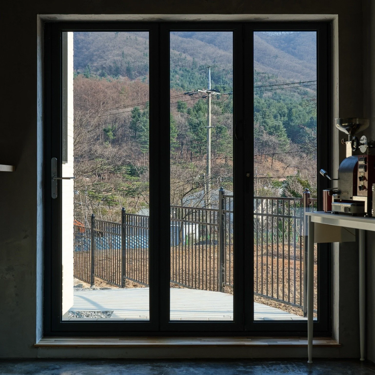 좋은 결과물은
좋은 파트너십에서 나온다고 생각합니다.

각 공정마다 해야 할 일을 정확히 이해하고,
끝까지 디테일을 놓치지 않은 덕분에
전체 완성도가 한 단계 올라갔습니다.

보이는 곳의 완성도를 지탱하는 것은
결국 보이지 않는 부분입니다.
순서와 절차를 지켜 정직하게 작업해준
저희 협력업체에 깊이 감사드립니다.
현장에서 큰 힘이 됩니다.

이번 상림리 주택 작업을 함께해주신 모든 협력업체에 감사드리며,
앞으로도 서로 믿고 의지할 수 있는
든든