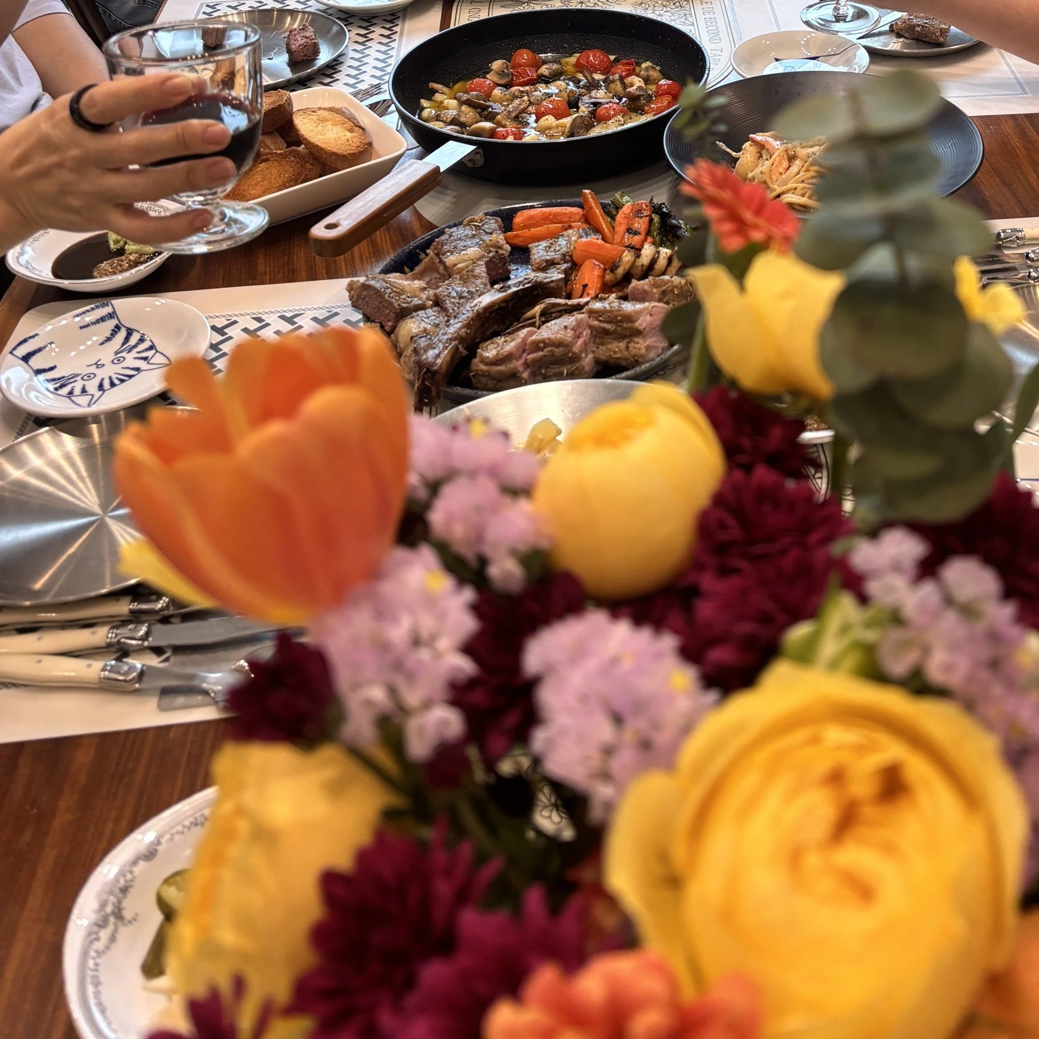 상림리 주택에 입주하신 건축주님의 초대로 맛있는 식사를 하고 왔습니다. 
정말 많은 음식을 준비해주셔서 저희는 입만 가지고 가서 호강했네요^^ 
마침 안개가 걷히고 있던 앞산 풍경이 식사자리의 운치를 더해주었고요, 
한 잔 술로도 충분히 취할 수 있었습니다. 

매일 꿀잠을 주무시고, 아침에 일어나면 개운해서 기분 좋다는 말씀이 
상 받은 것처럼 기뻤습니다. 

건축은 짓고 나면 끝나는 게 아니라 
사는 과정에서 완성된다는 것을 다시금 느낍니다