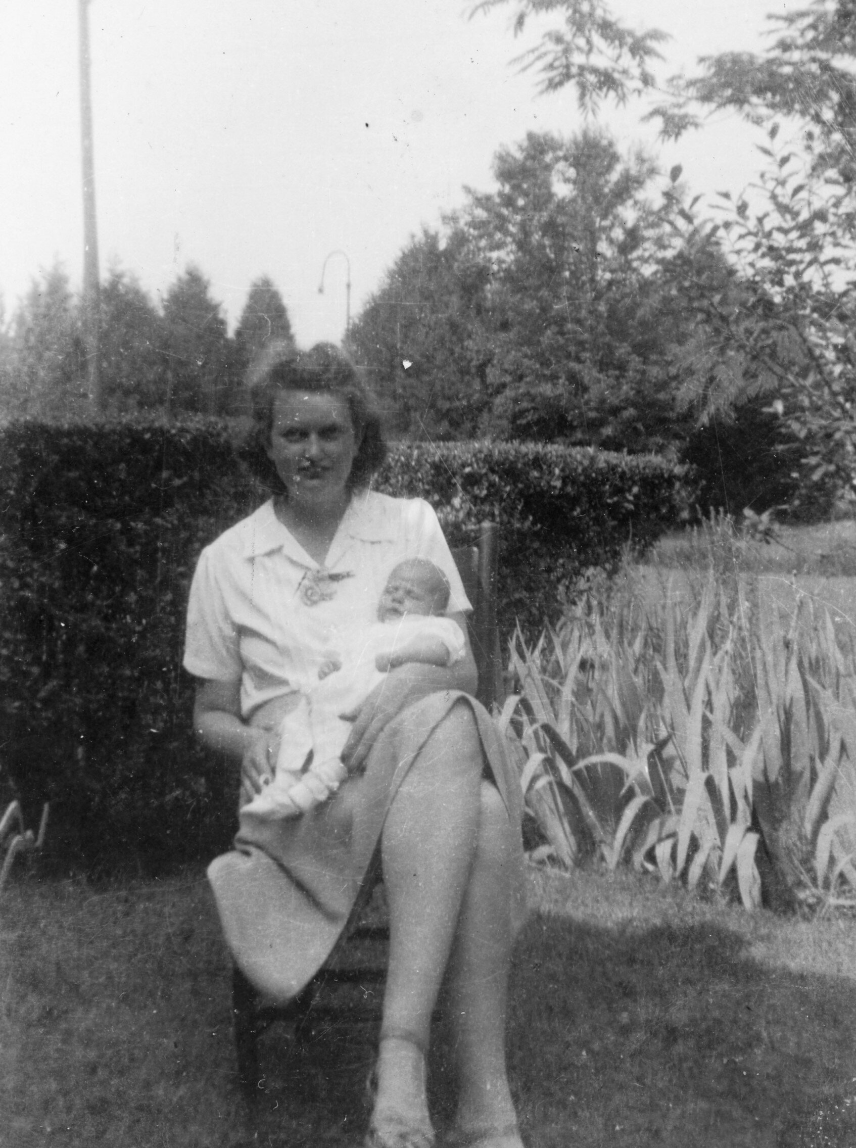  Anne Barnes Chadwick–married to Donald Chadwick–holding their daughter, Patsy, at 6 weeks old 1943 