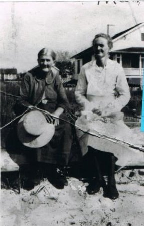 Harriet Rose Willis, Hannah Guthrie Willis c 1924 at the Landing