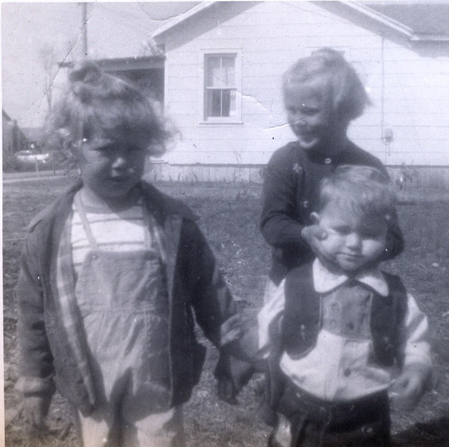 1208 Shackleford St - Janice Edwards and Charles, Debbie Guthrie - circa 1955