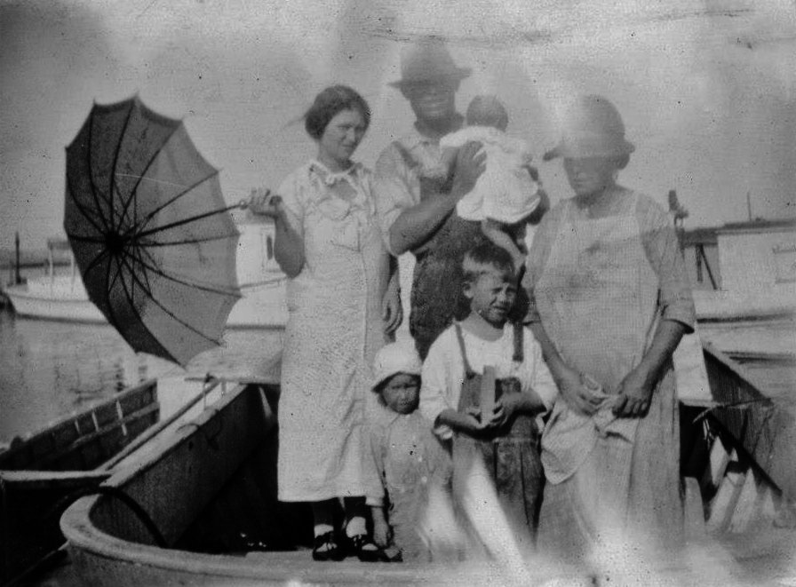 Clara Guthrie, Agnew Guthrie holding Ruth, Eva Guthrie. Bottom row- Ray Guthrie, Lesley