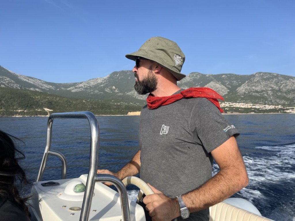 Piloting a Zodiac boat rented in Cala Gonone