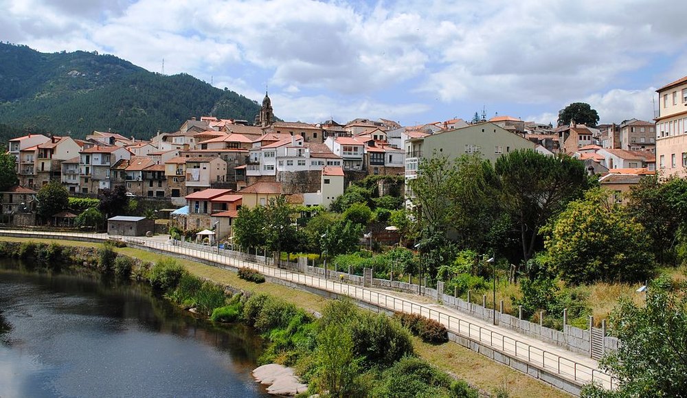 The town of Ribadavia in Galicia, seen from across the river.jpeg
