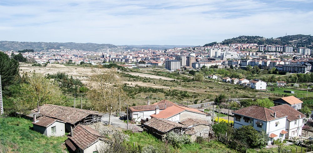 A panoramic view of the city of Ourense in Spain.jpg