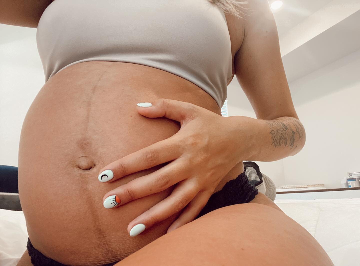 To the woman I was before you: Thank you 🤍 #38weeks ⁣
⁣
(Nails are bb ready thanks to @scarlettsnails)