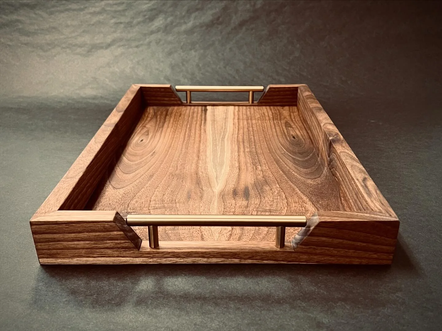 Walnut tray with grain-wrapping and brass inset handles. The bottom is book-matched and has some amazing chatoyance, creating that 3D wing effect on one end! 

#woodwork #woodworking #wood #walnut #brass #brasshandles #tray #servingtray #custom #cust