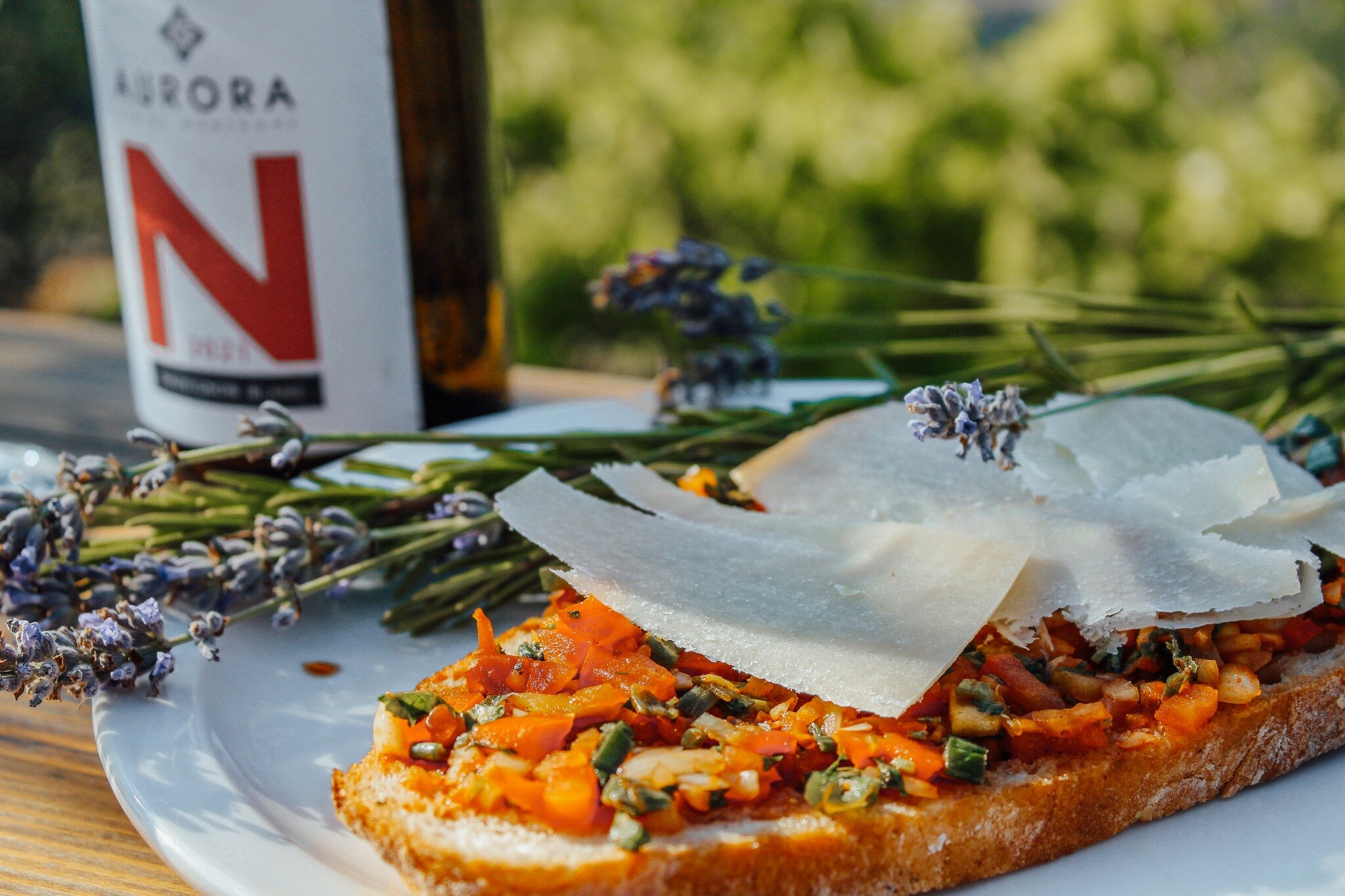 Grilled bruschetta paired with a glass of sauvignon blanc sounds like a match made in heaven! 

 #winerylovers #winerytour #barbecue #barbecuetime #wineryrestaurant #barbecueparty