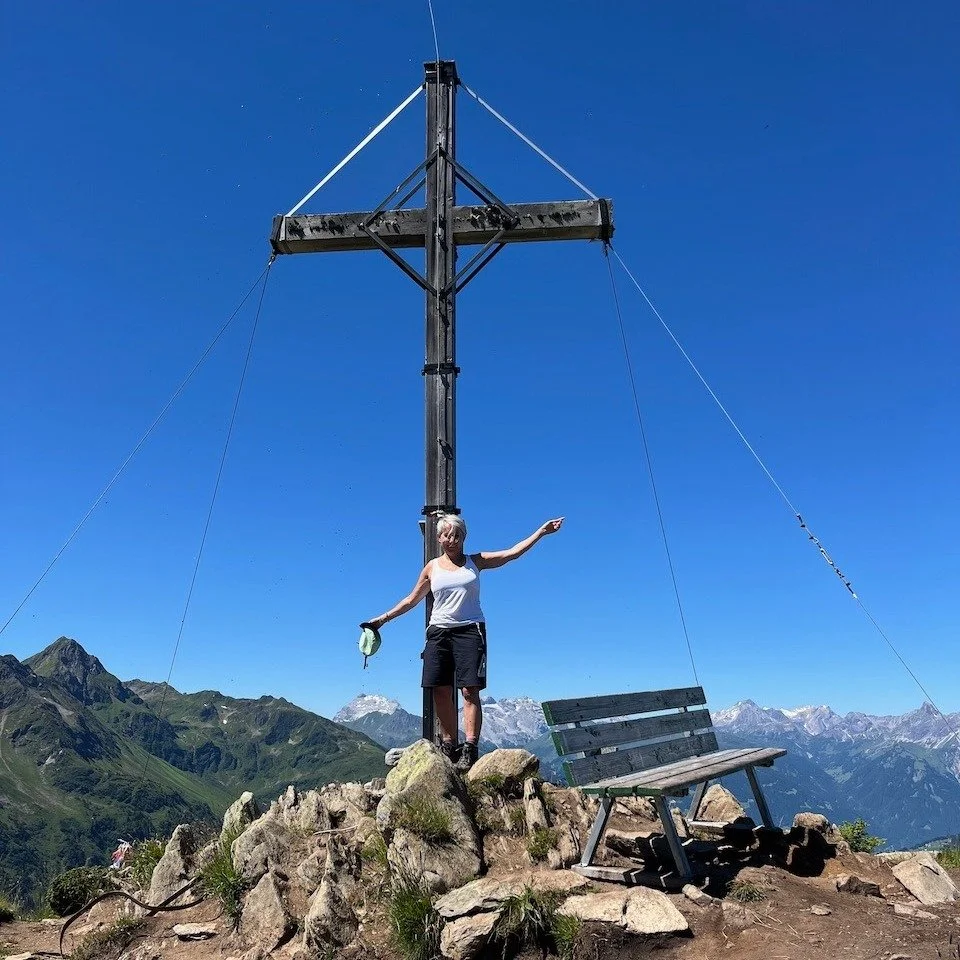 Ich liebe Gipfelkreuze. 🏔️ 

Du auch?
Dann komm mit mir auf eine gl&uuml;ckstupfer-Auszeit! 🌄🥾 🧘&zwj;♀️

Und wenn wir oben sind, dann kosten wir den Moment so richtig aus. Wir sind im Hier und Jetzt. Das tut soooo gut! 😉 

24.10. - 26.10.2025 - 