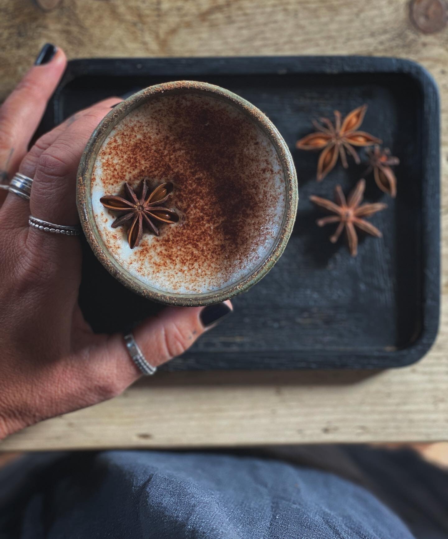 ..hug in a mug..warming and comforting chai latte..much needed today..have a great week guys 🍂

#autumnfeels #chai #spices #comforting #drink #warm #plantbased #coffeealternative #coffeeshop #coffeehouse #coffeepeople #littlethingsinlife