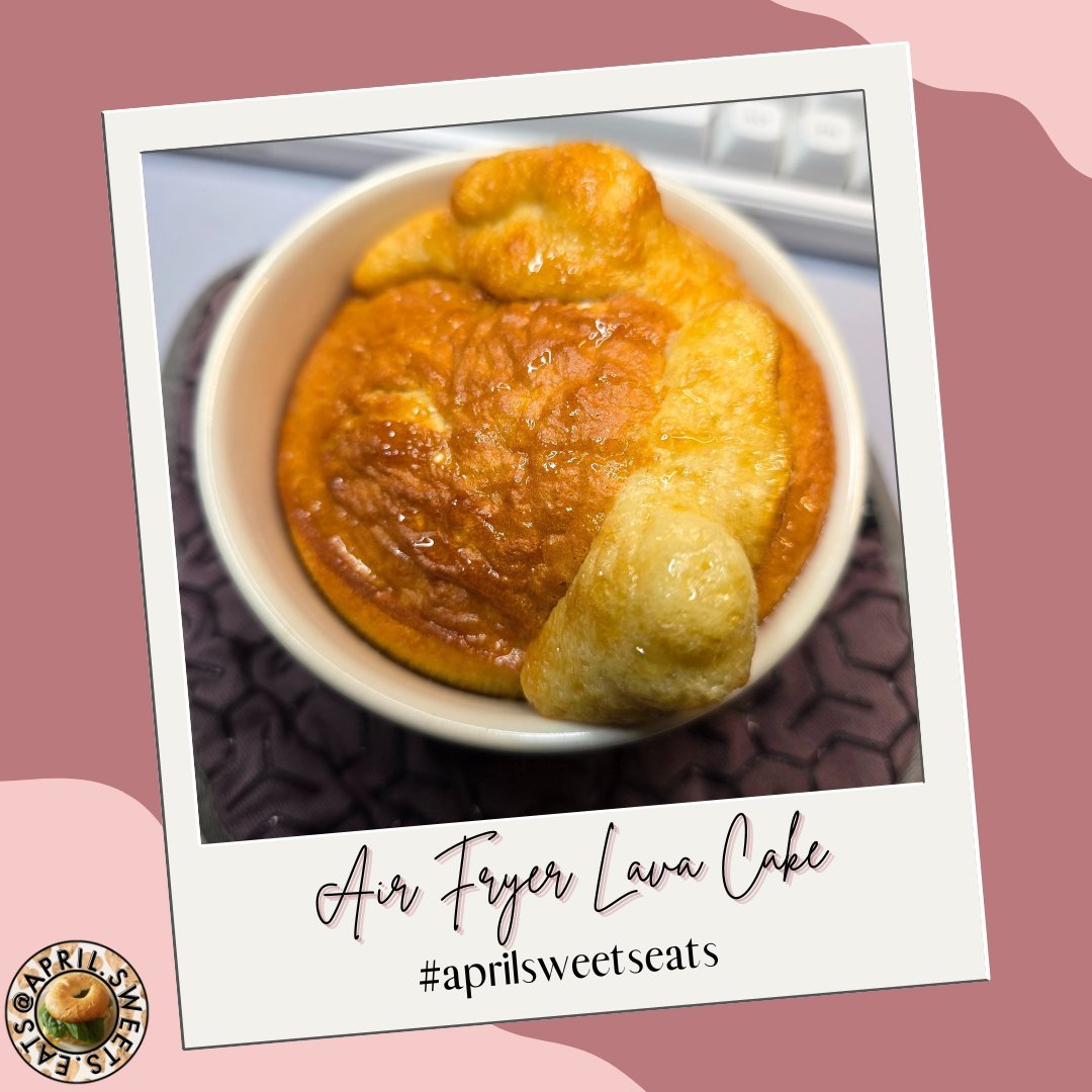 Monday officially calls for a sweet reward! ✨ Treat yourself to this Peanut Butter Air Fryer Lava Cake. It&rsquo;s warm, gooey, and has that perfect molten peanut butter center that just melts in your mouth. 🤤

I&rsquo;ve topped mine with a massive 