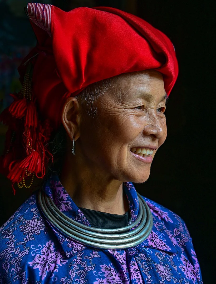 Red Dao woman bk.jpg