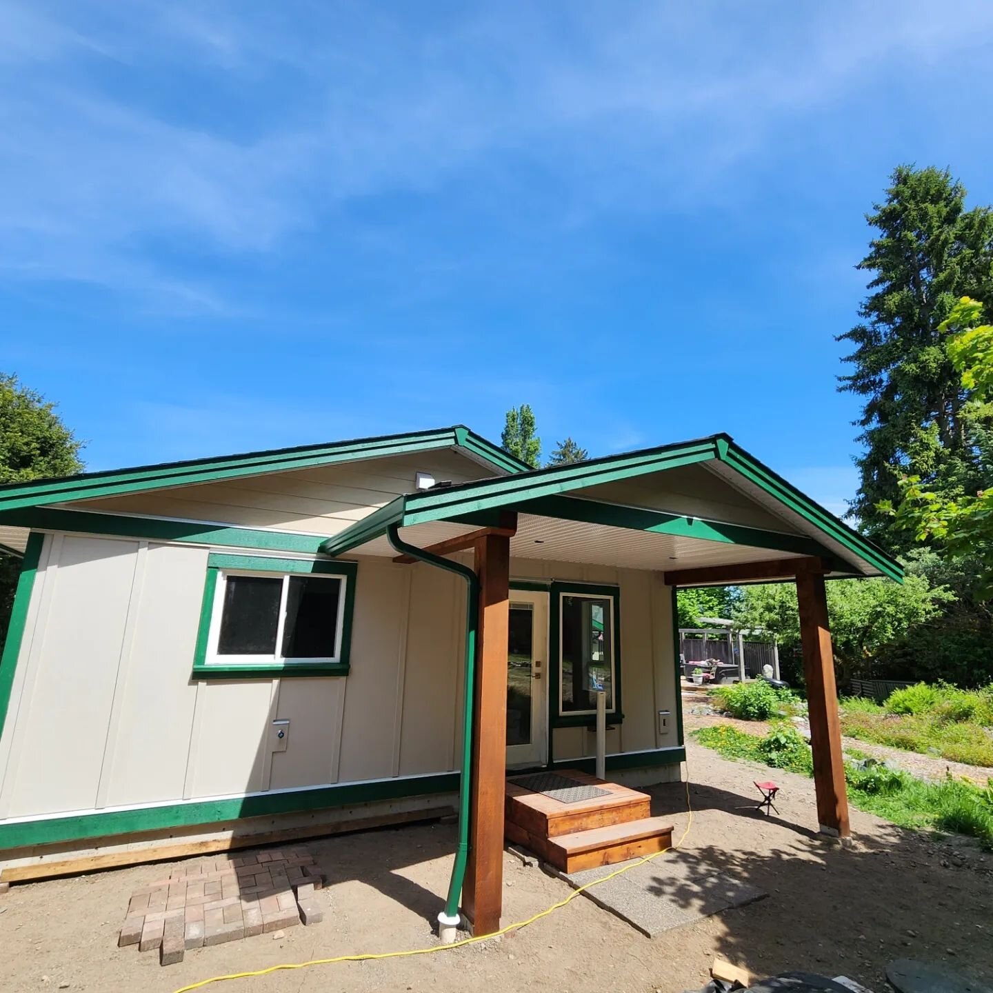 Our addition build in Qualicum is almost completed, we installed the countertops and finished a few odds and ends yesterday,  plumbers and electricians on site next week for finish as the homeowners button up the painting. Should be handing keys over