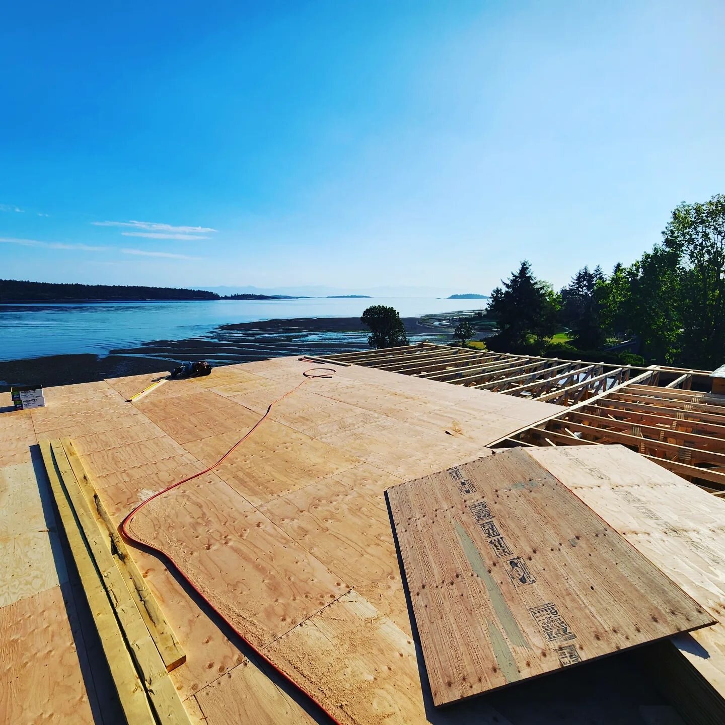 Final section of upper roof and a beautiful day to get er done!! LFG!

#framersareadyingbreed #oceanview #customhomes #luxuryhomes #framing #contractor #builder #vancouverisland