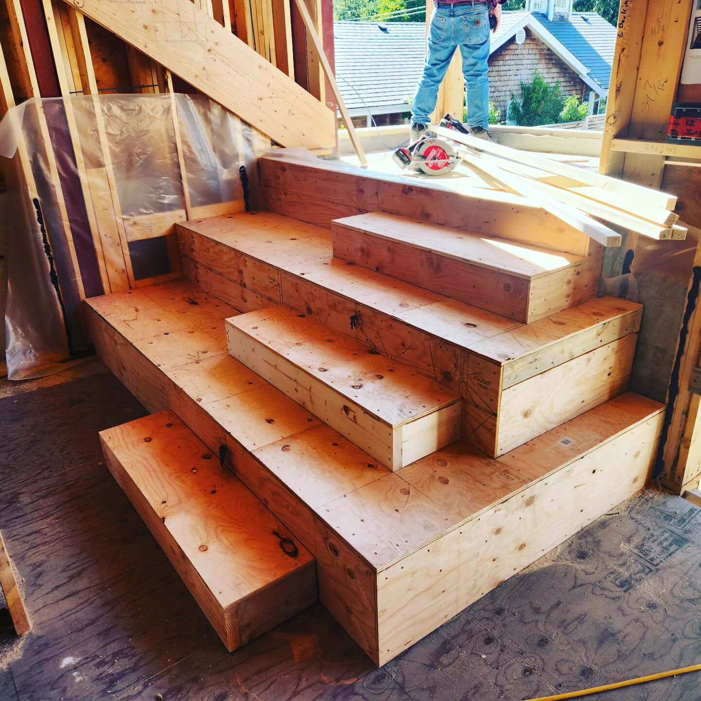 Funky little set of stairs this morning. 

#carpenter #builder #buildstuff #customhomes #luxuryhomes #framersareadyingbreed #framing #contractor #vancouverisland