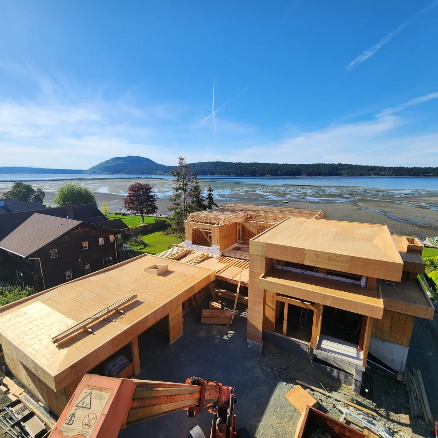 This monster sure is taking shape now. Last section of roof to button up and we're onto decks and some backframing.
Loving the weather lately! 

#carpenter #framersareadyingbreed #contractor #builder #customhomes #luxuryhomes #vancouverisland #constr