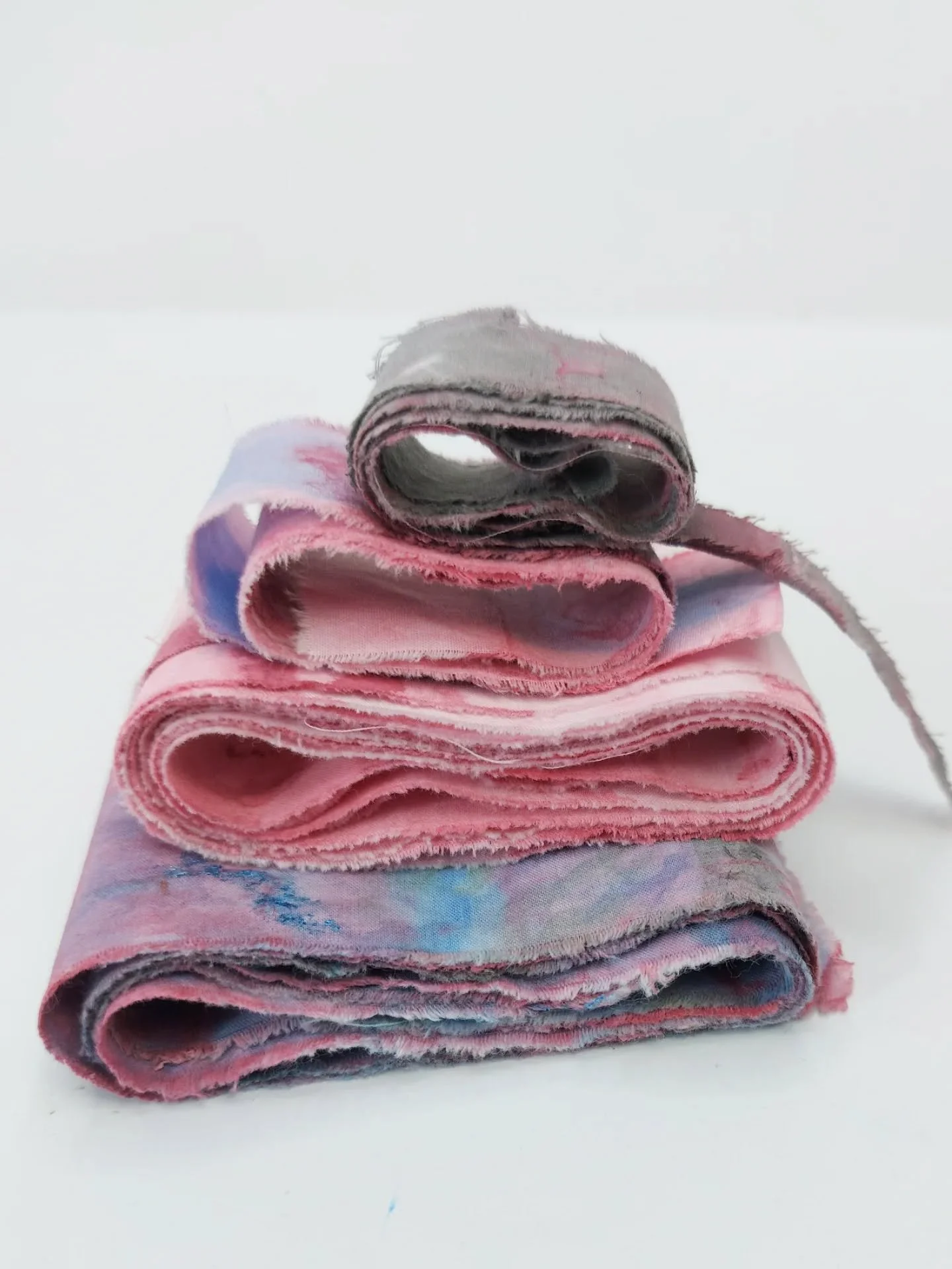 Does anyone else like to make fabric sculptures with their scraps?
.
.
.
#playingwithfabric #fabricpaintstitch #fabricrolls #textileartist #handpaintedfabric #fabricart