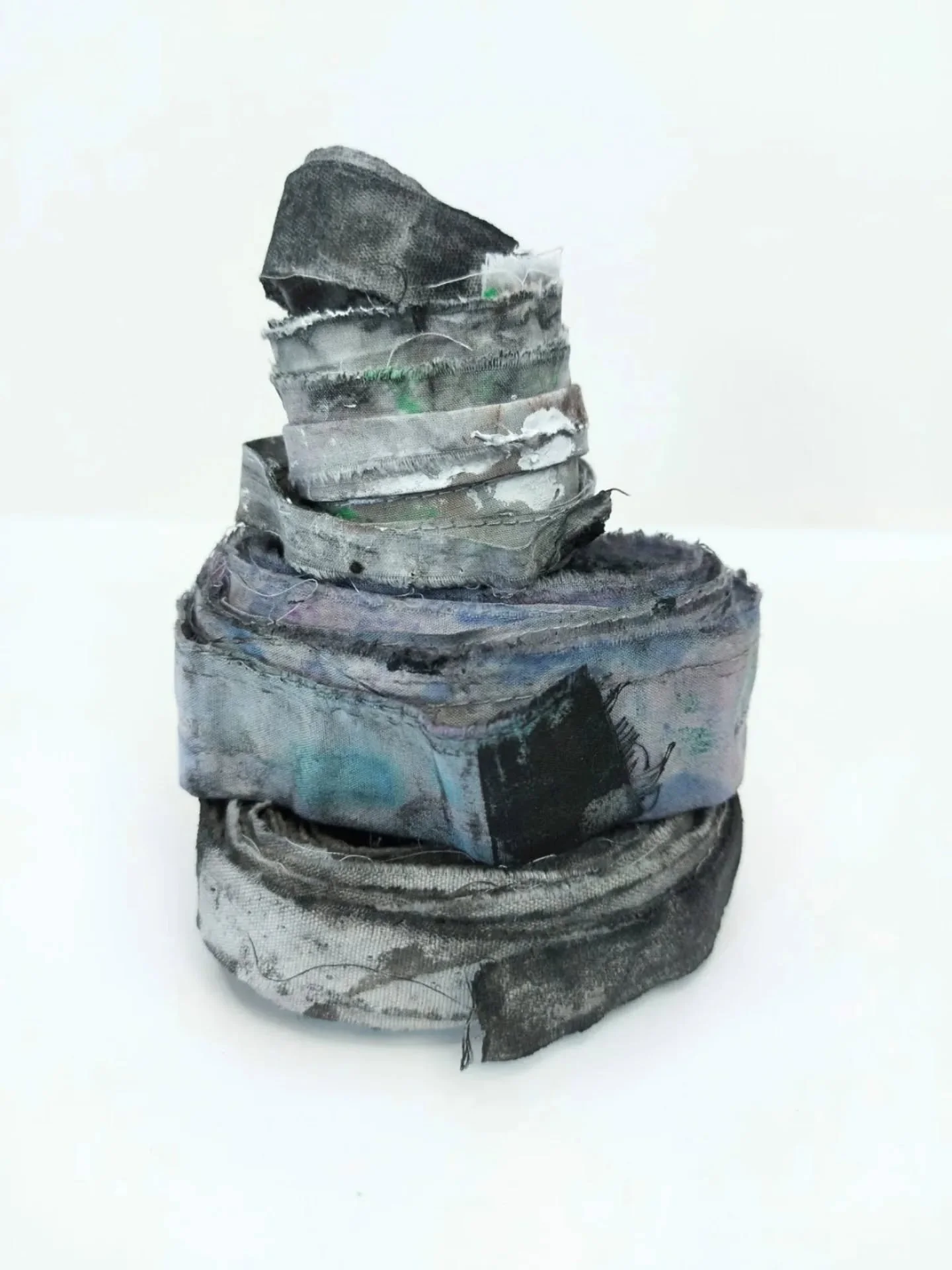 Some more fabric sculptures. Strips blackened in a pot of paint.
.
.
.
#paintedfabric #textileexplorations #fabricpaintstitch #fabricart #fabricrolls