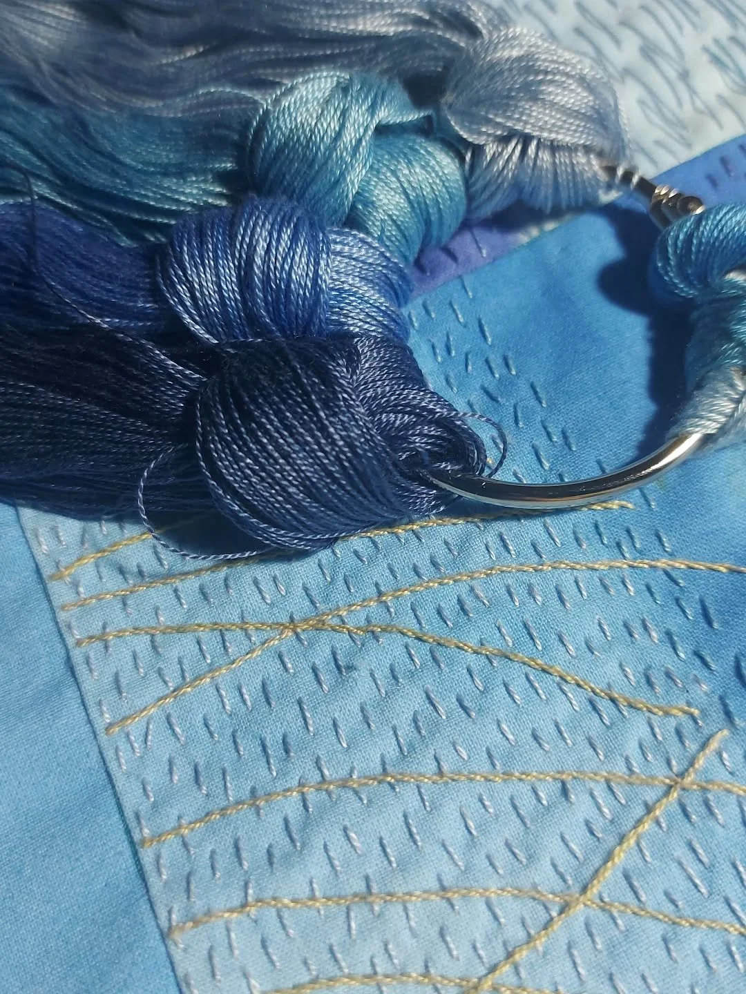 Some quiet evening stitching..
.
.
.
#slowstitch #fabricpaintstitch #enjoytheprocess #embroidery #handstitch #paintedcoth