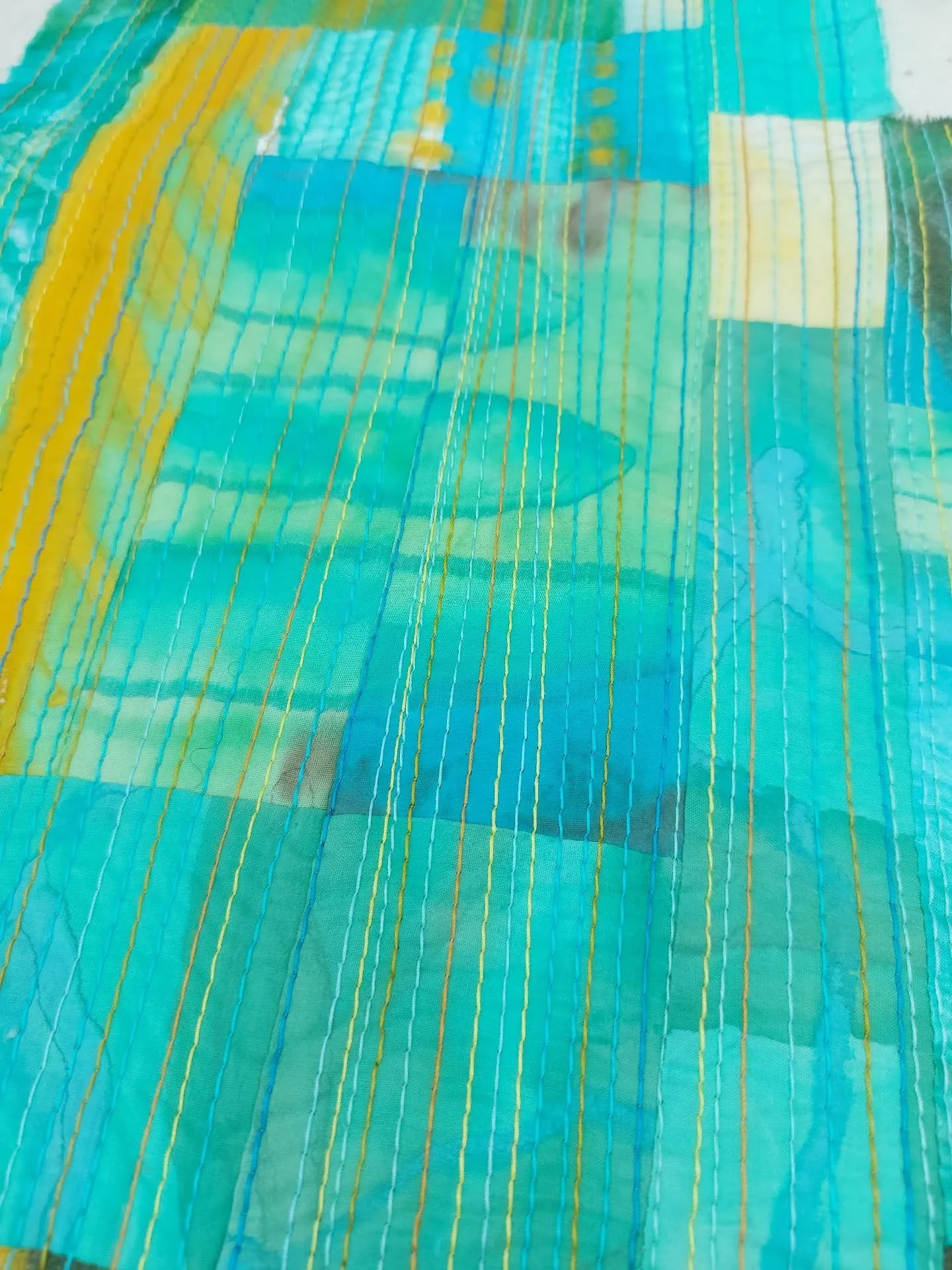 A sister piece to the hand stitched one in previous post.
.
.
.
#textileart #artquilting #fabricart #fabricpaintstitch