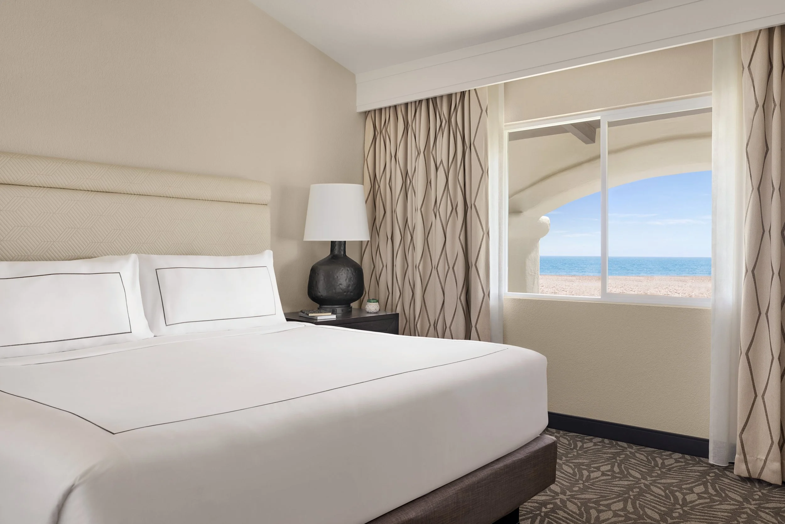 sbazd_1_king_bed_suite_ocean_front_01.jpeg