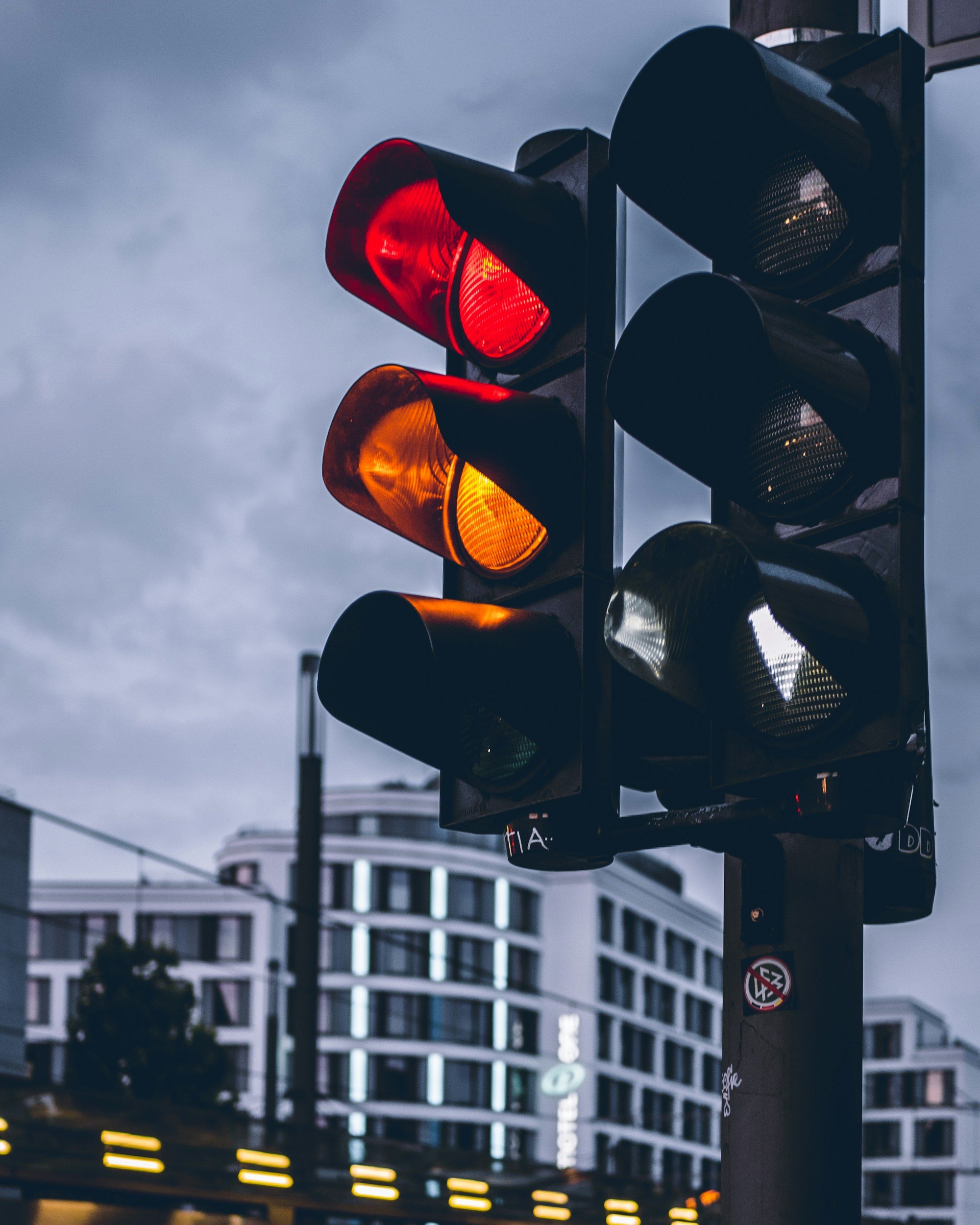 The city that removed its traffic lights (and what it taught us about school)