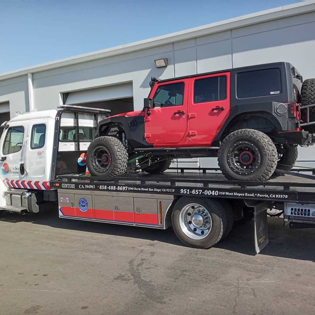 Tow them in and drive them out, that's just how we roll.
#carservices #wrangler #offroad #dirttoys #weekend #carserviceshop