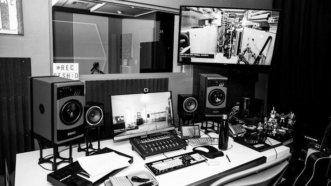 ustalent-miami-studio-doblaje-dubbing-voice-voiceacting-recoring-studio-recording-voiceovers-vo-actors-actores-locutor-florida-voz-acting-talent2.jpeg