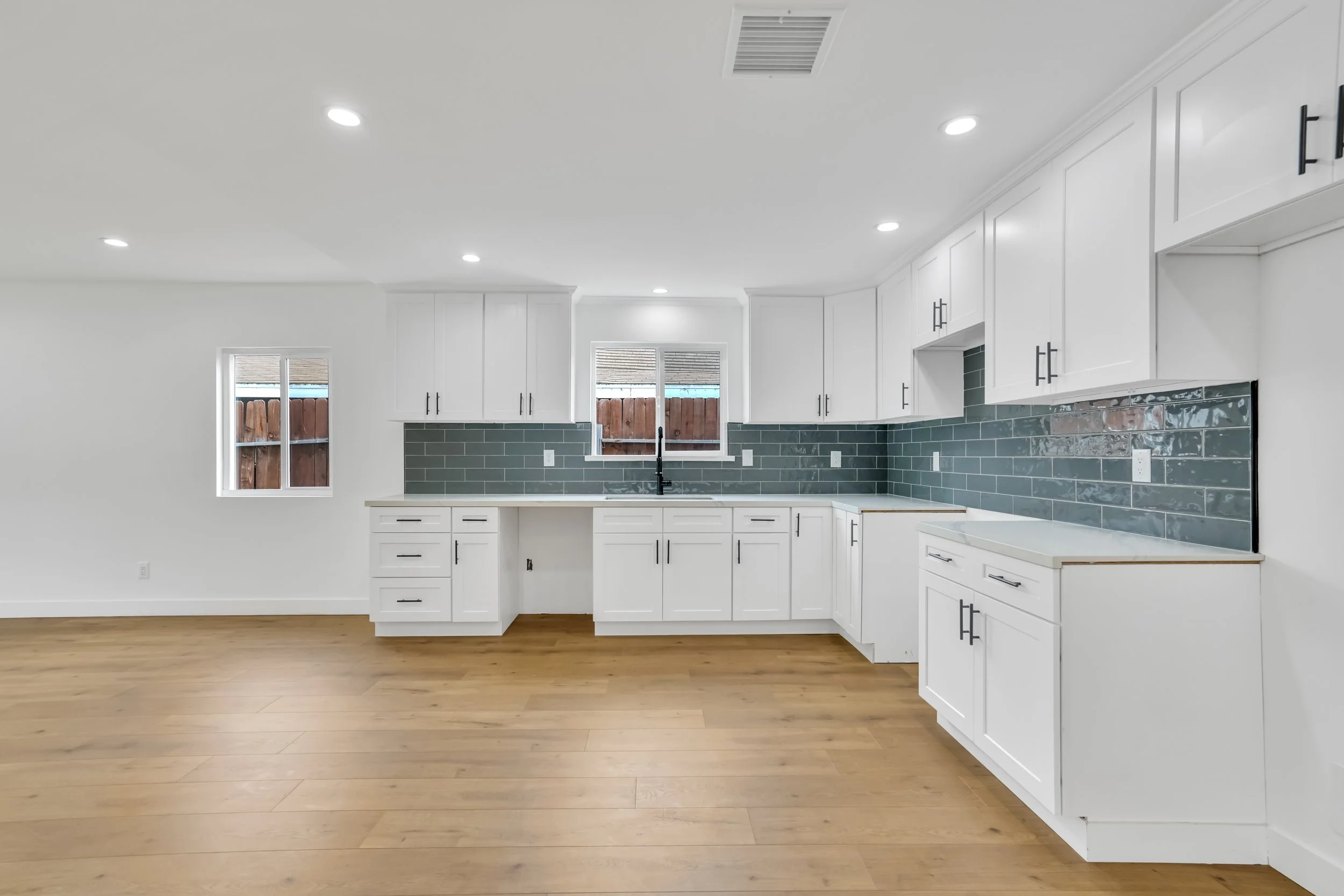 16-15017 Kingsdale Avenue-16.jpg