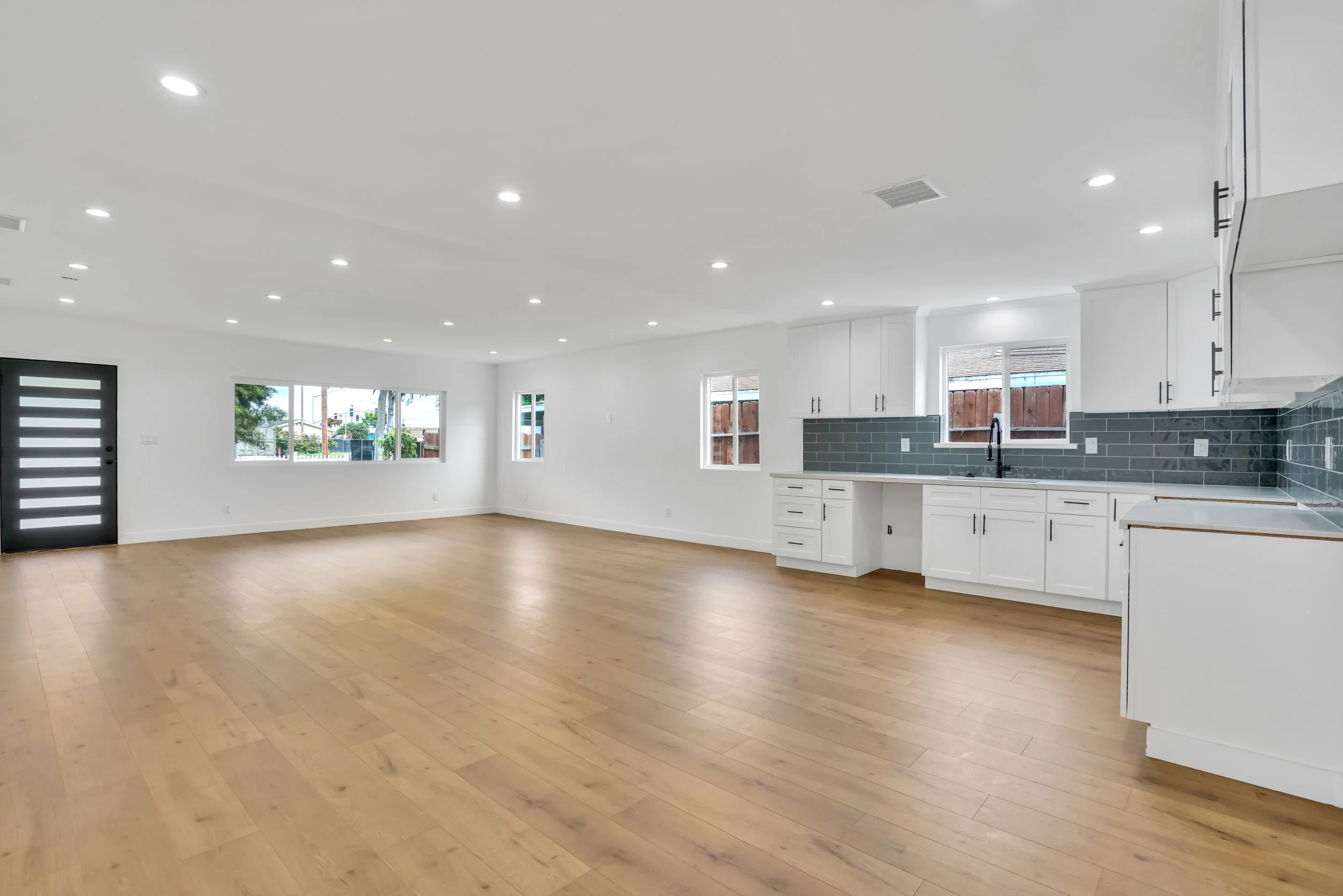 14-15017 Kingsdale Avenue-14.jpg