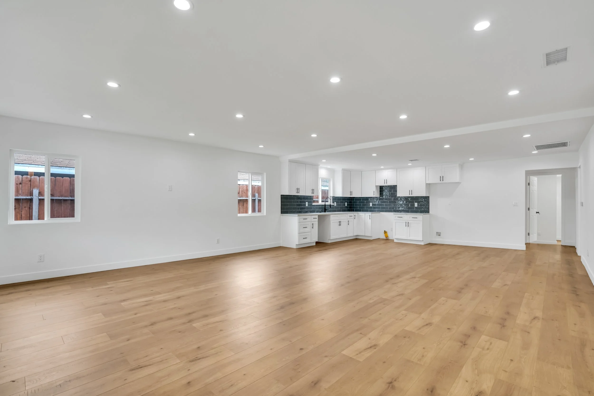 09-15017 Kingsdale Avenue-9.jpg