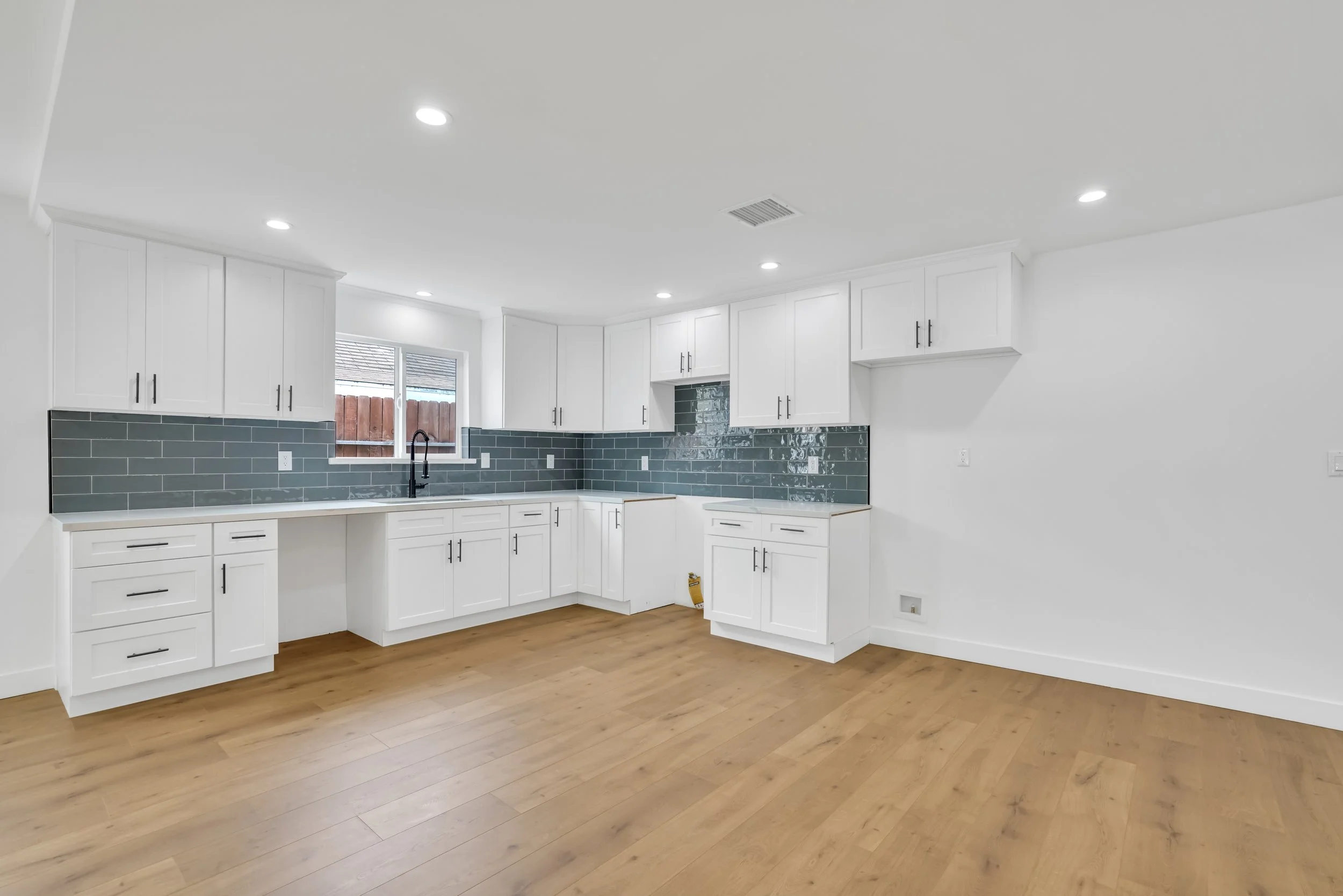 15-15017 Kingsdale Avenue-15.jpg