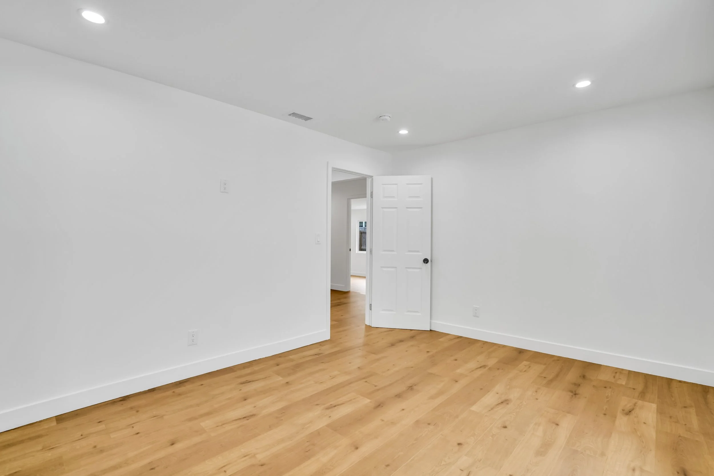 21-15017 Kingsdale Avenue-21.jpg