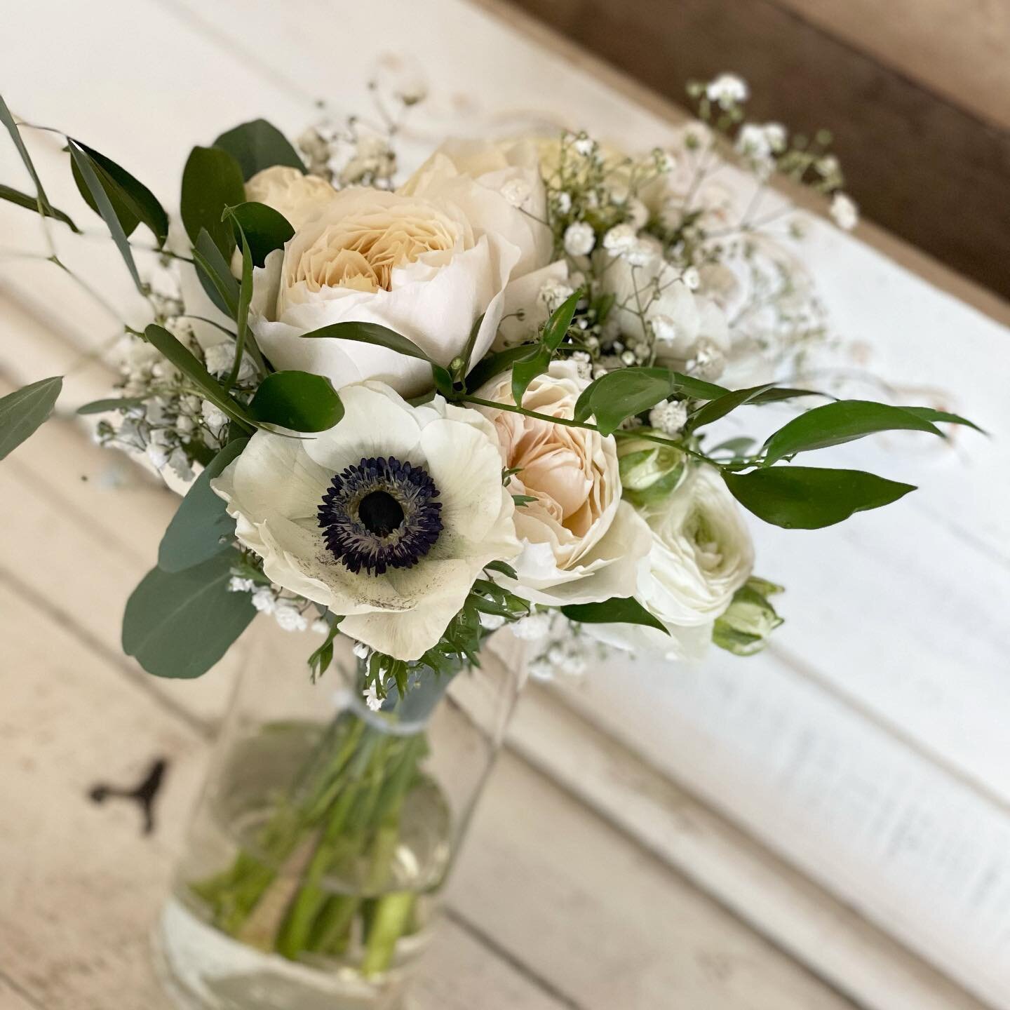 Pretties from @brittanybloomskc designed in the @kcbloomhub this week. Love these soft colors!! #weddingflowers #flowers #floraldesign #kcbloomhub #bridal #kansascityweddings #weddingflorals