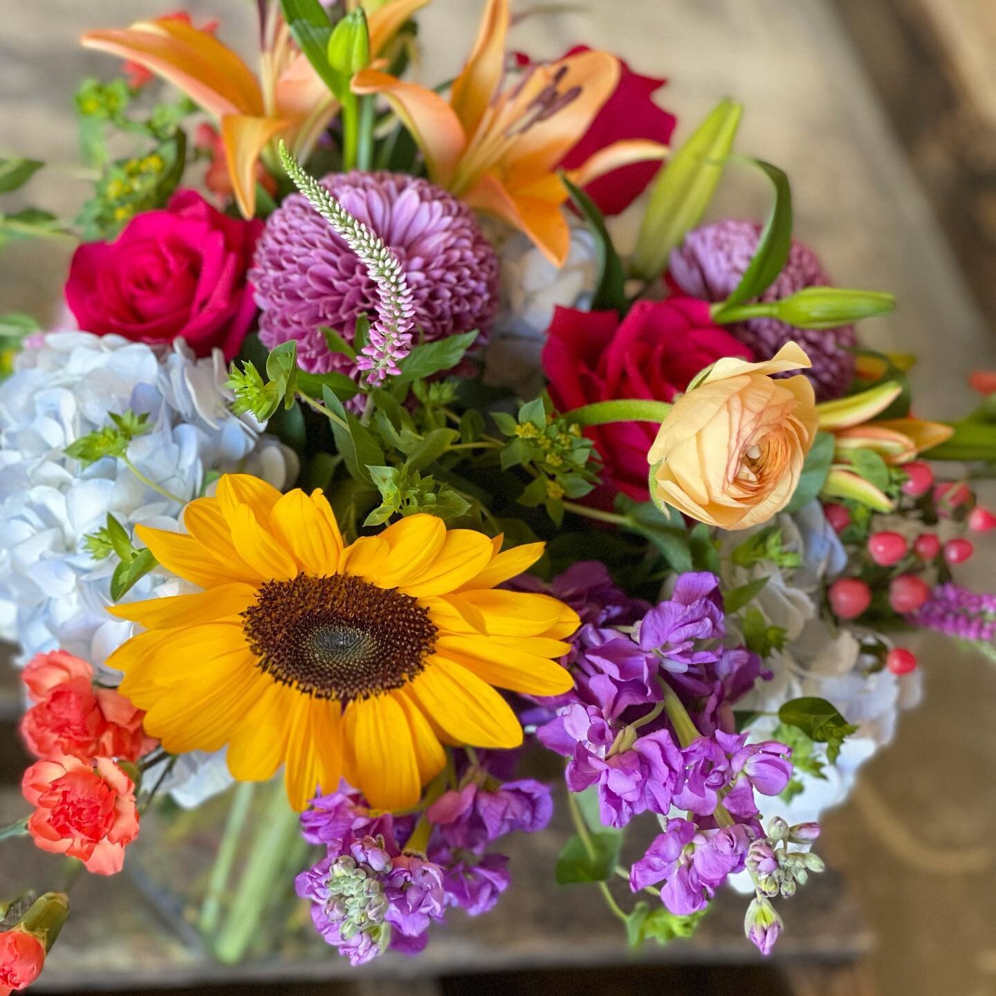 Pretty created by @adornfloraldesign with beautiful, bright colors. Thank you for visiting the @kcbloomhub!! #kcbloomhubpitstop #giveflowers #floraldesign #color