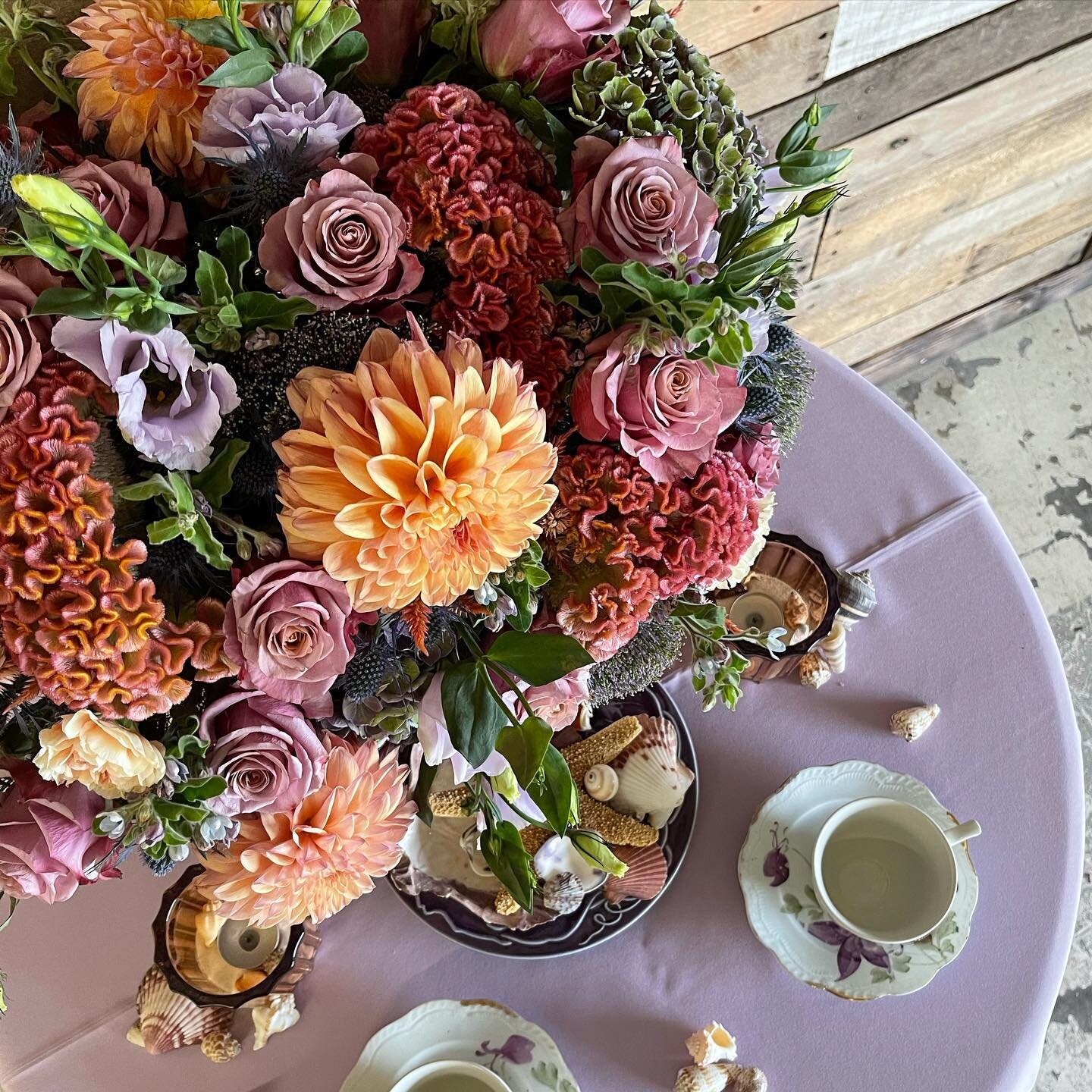 Design inspiration from @rachelkayflowers from our recent open house at @florasourcekansascity and @kcbloomhub. Flowers include beautiful locally grown lisianthus, dahlias, celosia and coxcomb. Also included are dusty purple roses, vintage blue hydra